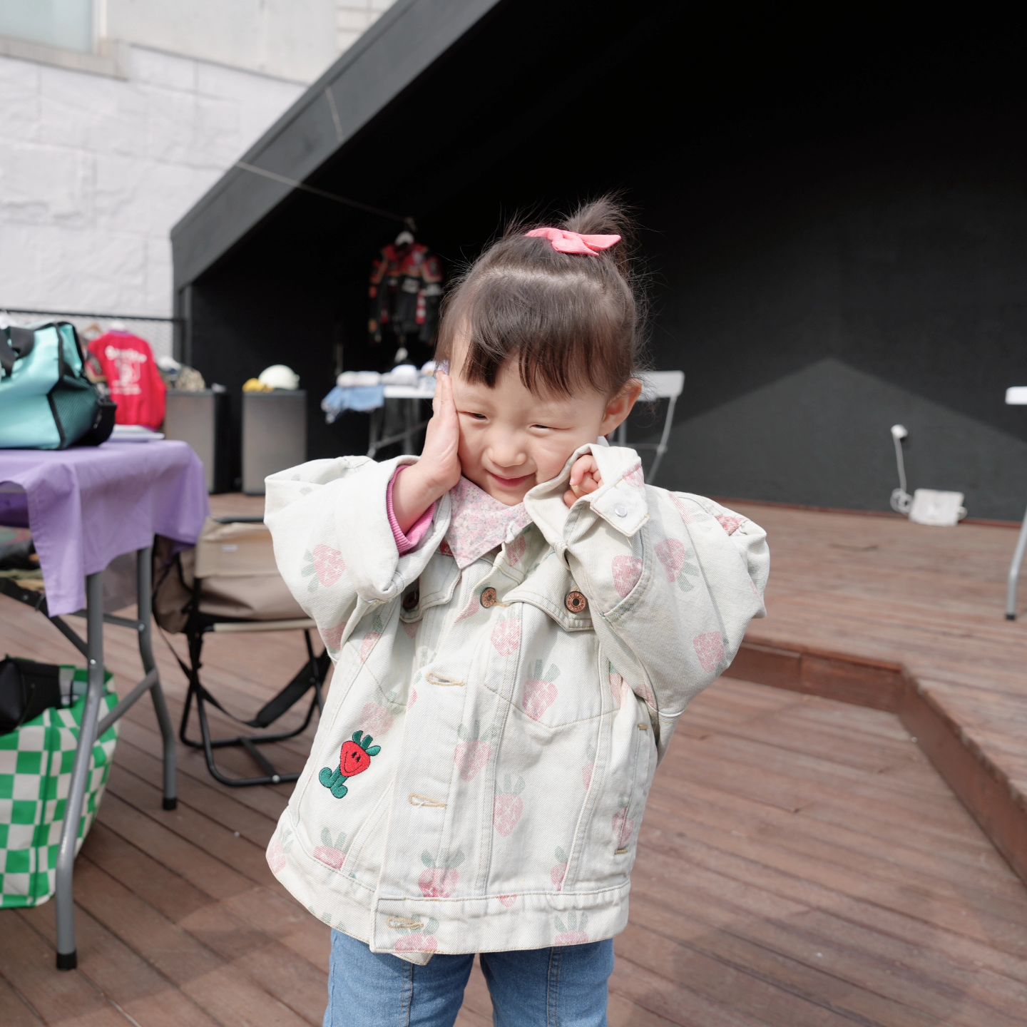 오늘의 하이( ˇ͈ᵕˇ͈ )🤍⁣⁣⁣⁣ +816⁣
아빠가 일하는 홍대에 같이갔어요히히(*˙˘˙*)⁣
⭐️반짝반짝한 홍대 너무재미있는데에요~?⁣
⁣
⁣
⁣
⁣
⁣
⁣
⁣
⁣
⁣
⁣
⁣
#아기스타그램 #아기옷 #아기모델 #육아용품 #육아맘 #아기랑놀기 #baby #cute #아기와갈만한곳 #아기놀이 #홍대 #플리마켓 #26개월아기 #3살 #2살 #딸스타그램 #딸바보 #딸 #육아 #육아소통 #육아스타그램 #육아템 #맘스타그램 #맘소통 #21개월아기 #22개월아기 #일상 #일상스타그램 #김하이 #하이스타그램🤍
