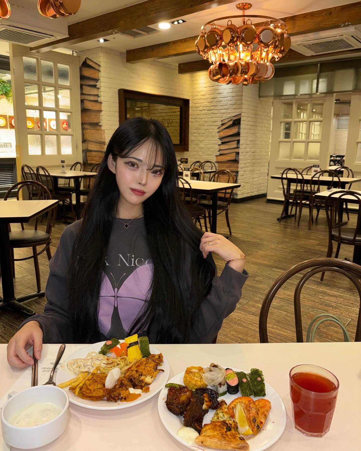 #협찬 오늘 저녁은 애슐리퀸즈🫧
최초로 출시하는 세계 맛집 컨셉의 ’월드 푸드 페스타‘ 4/4(목) 부터 전매장 출시되어서 다녀왔어요~~~👍
최다 종류일 뿐만 아니라 그 동안 애슐리퀸즈에서 볼 수 없었던 신메뉴 출시로 확 달라진 애슐리퀸즈⭐️
메뉴가 정말 다양하고 많아져서
친구, 가족, 연인과 함께 식사하기 좋아용🫶

외에도 그릴, 스시, 중식, 양식, 디저트 등 다양한 메뉴가 있고 디너.주말에는 무제한 연어도 제공됩니댜

다들 오랜만에 애슐리 어떠세요오오🫠

#협찬 #애슐리 #애슐리퀸즈 #애슐리퀸즈신메뉴 #애슐리퀸즈월드푸드페스타 #호텔뷔페 #파인다이닝 #세계음식 #디저트맛집