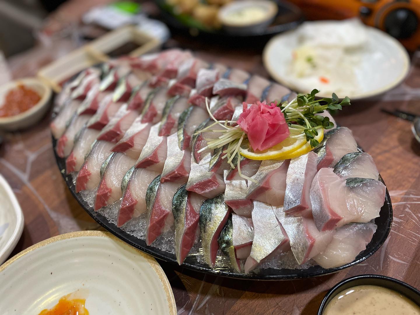 #고등어회 #양산두꺼비횟집

세상에.. 이렇게 두툼하고 맛있는데 비릿하지않은 고등어회 드셔보신분??? 
(웅성웅성)👥👥(저요저요)🙋🏻🙋🏻‍♂️🙋🏻‍♀️
밑반찬도 낭낭하게 나오고
이렇게 맛있게 회떠주시고
재방문의사 100000% ٩(ˊᗜˋ)و
언니들이랑 먹어서 더 맛있었음🥰

🗺 경남 양산시 물금읍 화합2길 13 두꺼비 횟집
📞 0507-1378-9025
🅿️ 가게앞 주차가능

 #두꺼비횟집 #양산고등어회
#양산맛집 #물금맛집 #양부대맛집 #양산횟집 #양부대횟집