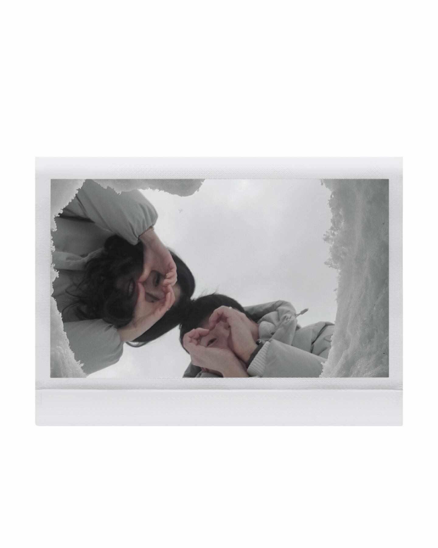 겨울 다 끝나서 올리는 사람 바로 나~~!!
그동안 귀차니즘으로 인스타 활동 잘 안 했는데,, 다시 파이팅 해 보기로 하고 올리는 게시물🤍🕊️

인생 23년 살면서 처음으로 짝꿍이랑 “강릉” 다녀왔는데 2월말이었는데도 약시 강릉은 눈천국 🌨️☃️ 진짜 강릉IC 지나는 순간부터 뽀로로 세상으로 들어온 줄 알았던 나무부터 그냥 다 완벽하게 너무 이쁘고 눈을 뗄 수가 없었던 풍경이••♥
바다에서 항상 모래로 <하늘하트샷> 찍었던 우리 눈 때문에 이번에는 못 찍는 건가 했는데 짝꿍이가 눈으로 하트샷 찍을 수 있게 만들어줬당🌟 최고👍🏻
밤에는 산책 겸 숙소 바로 앞 바다 걸었는데 우연히 냥이 만나기🐈 20분을 우리랑 같이 산책하고 우리가 눈사람 만드는 거까지 함께한 냥이 특별한 기억이 될 거 같아서 편의점 뛰어가서 간식까지 최고급으로 사주고 왔던 강릉냥이😻 다음에 기회가 된다면 우리 또 보쟈 ! 

⛄️2024.02.22-23ThursdayFriday⛄️#여행기록 
💚2024.03.20Wednesday💚#쟁이커플