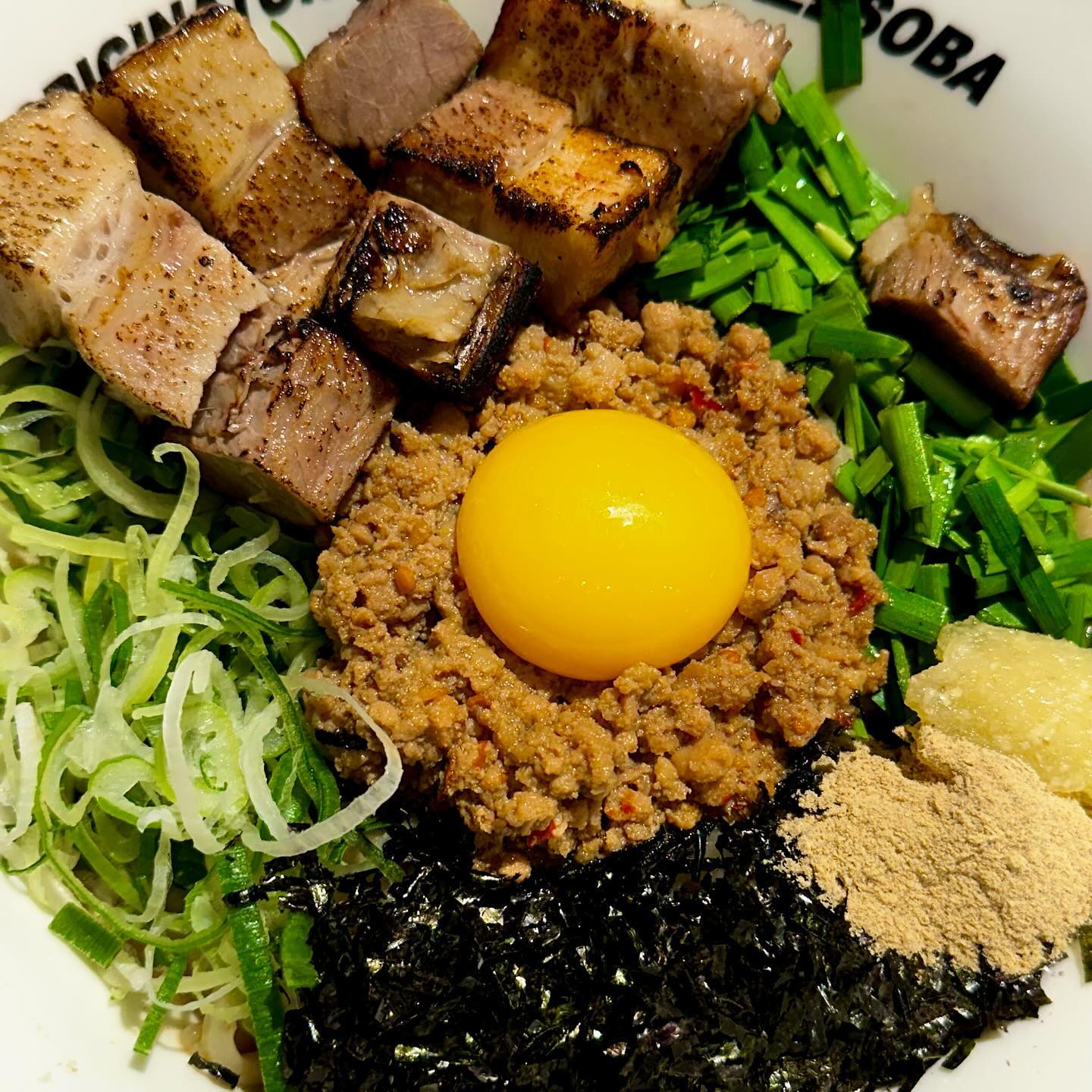대구 동성로 맛집 “멘야하나이” 갔다옴
#동성로맛집 #동성로마제소바 

😋대구 동성로 2.28기념공원 옆에 위치해 있습니다!

😋 여긴 다른 마제소바집과 다르게 고기가 두툼헤서 신기했습니다.

😋맛이 두가지 중에 선택지가 있었는데 자극적이라는 말에 보통을 시켰고 조금 아쉬웠어요!

😋사실 마제소바하면 자극적인건뎅 제가 잘못 선택하긴 했죠 ㅎㅎ 

😋 맛은 있어서 동성로에서 칸다소바말고 다른맛을 즐기고 싶다면 추천드랴요!

🌟멘야하나이 동성로점 - 대구 중구 동성로2길 71

🍽️도니꾸마제소바 - 14,000원 
 + 반숙계란 1,500원

🕰️영업시간 11:00 - 22:00
브레이크타임 : 16:00 - 17 : 00
🌟라스트오더 21:00