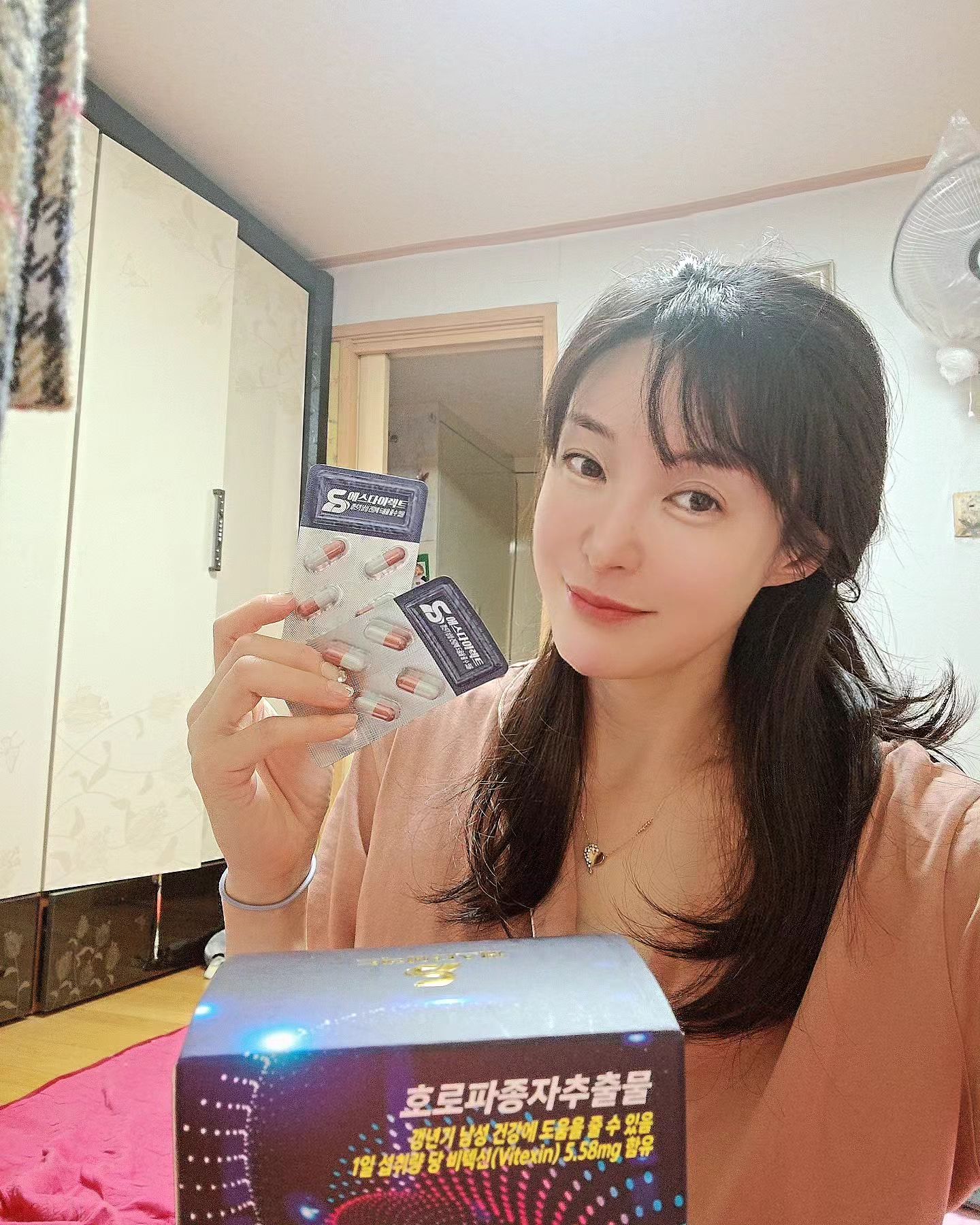 #협찬 #그래도진짜리뷰 💞
아빠를 위한 👉 힘내요~~ #에스다이렉트 #영양제 

한방냄새 가득한~~ 건강한.,
호로차 종자 추출물로 만든 에스다이렉트~ 
갱년기 남성에게 굿굿~💕💕

호로파종자추출물은 콩과의 식물인 호로파의 씨앗에서
추출한 성분으로 테스토스테론 수치를 높이는데 도움이 될 수 있다고하고., #면역력강화 #혈당조절 #간 기능 개선 등의 효능 근육강화 남성 발기부전 및 성기능 개선에도 좋다고 하는.,💗

요즘., 남자분들 갱년기가 더 무섭다는데., 
식약처로부터 안정성과 기능성을 인증받은 제품으로 #남성호르몬 이 필요한 분들한테 강추~!! 

테스토스테론 감소로 인해 발생하는 각종 질환 예방 및
치료에 도움을 줄 수 있다고 하니 일단~ !! 
드셔 보시면 도움이 되지 않을까 ~~~ 🤗🙏🫒 

#자세한건네이버검색 
#아버지영양제 #남자영양제 #활력영양제 #남성갱년기
#남성건강기능식품 #남자건강기능식품 #남성영양제
#에스다이렉트 #신상품나왔을땐 파랑이 💦 #뷰티 #맛집 #건강 #갱년기 #남성건강 #좋반 #맞팔 #fff