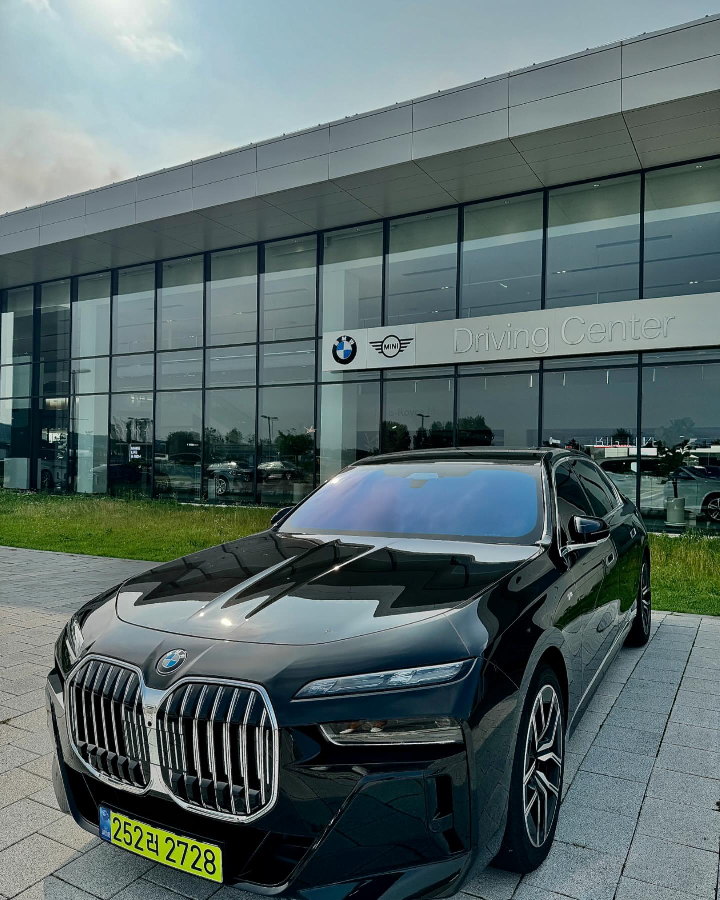 .
BMW 7시리즈 출고 기념 핸드오버 세레머니 받으러
영종도 드라이빙센터 방문!🥰

7시리즈 오너에게 제공되는 BMW 엑설렌스 클럽 혜택!

🚙 프라이빗룸에서 진행되는 핸드오버 세레모니
🚙 고급휘발유 풀 주유
🚙 드라이빙센터 트랙 주행
🚙 해외여행 시 무료주차, 세차, 픽업샌딩 해주는 에어포트 서비스
🚙 서울 예술의 전당 아트 센터 멤버십
🚙 더 트리니티 스파 이용권
🚙 제주도 렌터카 BMW 7시리즈 3일 제공
🚙 그랜드 인터컨티넨탈 or 제주 파르나스 숙박권 제공
🚙 프로 골퍼와 동반 라운드
🚙 미슐랭 스타 파인 다이닝
🚙 프라이빗 백화점 쇼핑
🚙 3년, 20만km 워런티 서비스
🚙 7시리즈 우선 정비 예약 서비스, 전용 고객센터 운영

BMW 매력에 한 번 빠지면 헤어나오지 못할 듯..

#BMW #카스타그램 #차스타그램 #bmw7series