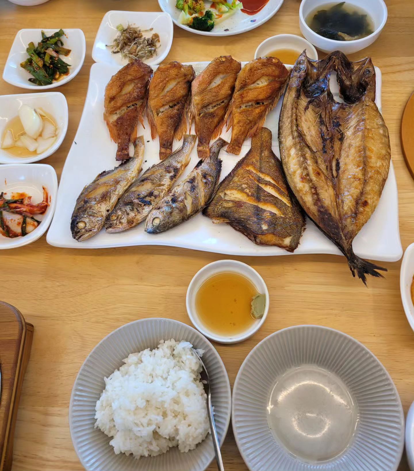 오늘의 맛집

영암 🐟🐟🐟 더 자반🐟🐟🐟

생선구이 맛집 더 자반
저도 지인통해서 전에 한번 온적 있었는데
너무 맛있어서 그 맛 잊지못해
엄마랑 동생데리고 또 왔어요!!
생선냄새 싫어하는 동생도 냄새안나서 좋다고
계속 먹더라구요
그모습보고 얼마나 뿌듯하던지~~
제가 선택한건 모둠구이 3인이에요
피자 한판은 서비스로 주시고
밥은 일반공깃밥인지 솥밥인지 선택해주시면 됩니다

샐러드코너가 준비되어있어서 밑반찬은 셀프로 가지고 오시면 되요!
남은음식은 셀프로 포장 할 수 있게끔 셀프포장존도 준비되어 있구요

가격은 
모둠구이2인 30000
3인 43000
4인55000

갈치조림2인 35000
3인 45000
4인 55000

고등어조림 2인 30000
3인 40000
4인 50000

가족끼리 오셔서 즐겁게 맛있게 드시고 가시는걸 추천해드려요

주소 전남 영암군 삼호읍 난전로 83
연락처 061-462-3595
매주월요일 정기휴무
