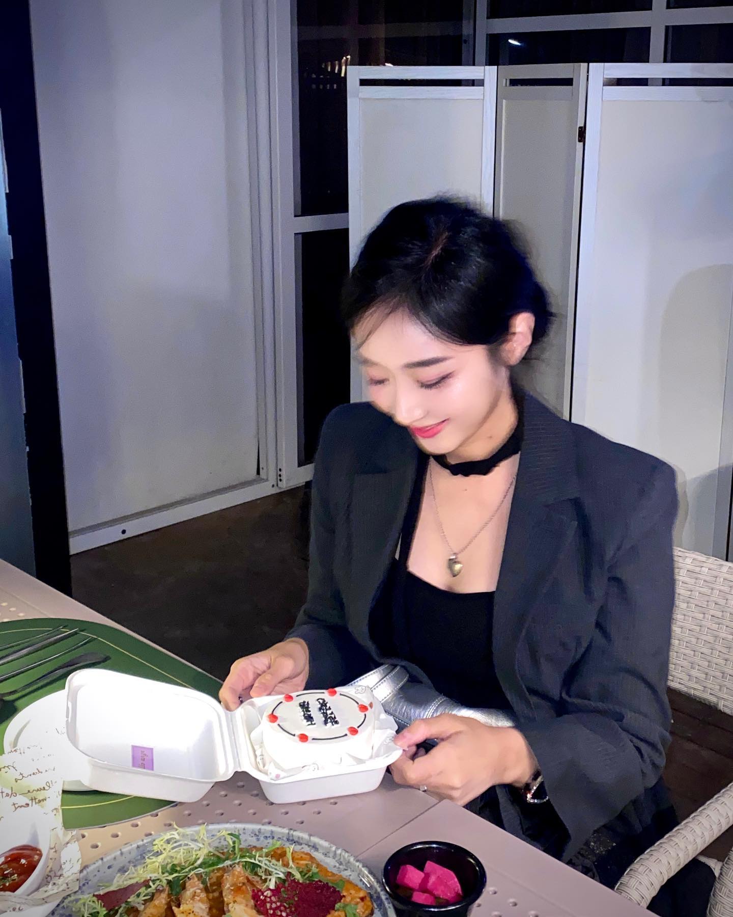 테라스가 따뜻했던 보스켓에서 귀여운 애들한테 생일 축하받기~~~~🎂💜 (원래 생일은 한달이라면서요?😇😎😆)
보스켓 가보고싶었는데 역시 좋아따,,🥰 다음엔 낮에도 가봐야지🐥✨