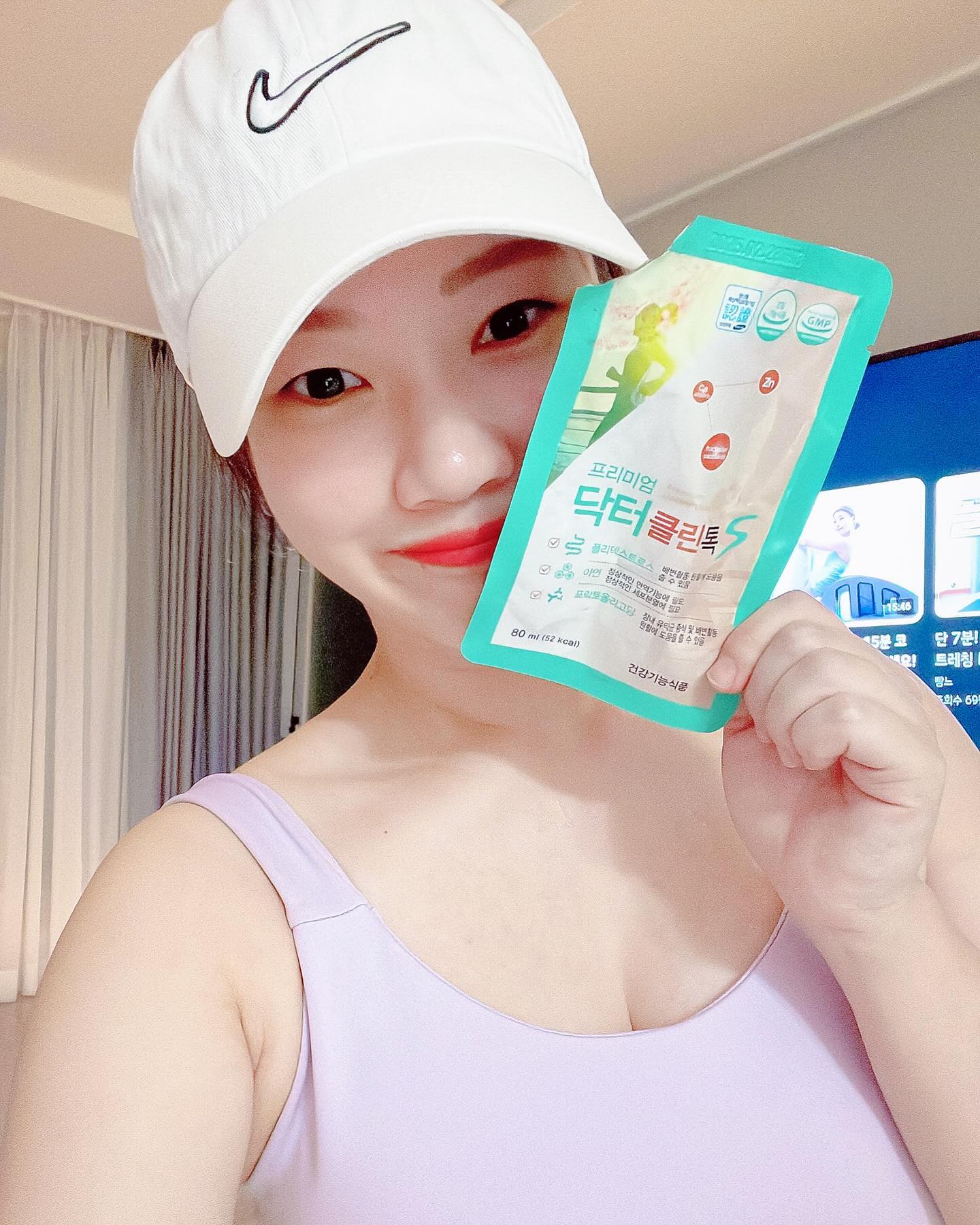 🌿 건강한 선택, 더 이상 미루지 마세요!!🍹💚
설 연휴에 차에 있던 시간만 왕복 10-11시간이었어요😂🤣

그때 내편과 이런저런 이야기들을 많이 했었는데
제가 일에 할애하는 시간이 너무 과해서
이제 조금 줄이고,
운동도 째끔씩 다시 시작하기로 했어요🥹

결혼했어도 계속 설레이자며~~🫶🏻🫶🏻🫶🏻
⠀
⠀
고칼로리 음식도 1년동안 많이 먹었으니까
이제 조절을 좀 하면서
비우는 것도 더 신경을 쓰고 있어요💩💩
⠀
⠀
영양제로 챙기는 것도 좋지만
쓰고 맛없는건 꾸준히 챙기지 못해서
배변활동 뿐만 아니라 면역력까지 챙길 수 있고
맛도 좋은 #닥터클린톡s 로 선택했어요🍷
⠀
⠀
⠀
🥬 원물을 그대로 삶고 갈아서 만든 건강기능식품 음료
⭕️식약청 허가를 받은 건강한 원료만 사용해요
⠀
💩배변활동을 원활하게 돕는 성분과
🌿치커리 뿌리는 폴리페놀과 이눌린이 풍부해요.
⠀
💪 이눌린은
소화효소에 의해 소화되지 않아 대장까지 전달되어 
프로바이오틱스 성장에 도움을 주고,
콜레스테롤 감소와 당뇨 예방에 효과적이며,
장내 유익균, 유산균 성장활동에도 도움을 주죠👏🏻👏🏻
⠀
⠀
맛좋은 #디톡스주스로 건강한 삶을 시작해보세요🤸🏻‍♂️🏃🏻‍♀️
⠀
⠀
⠀
어제 주문건들은 오늘 모두 출고되었어요🚚
기다리고 계신 분들도 얼른 보내드릴게요🎁