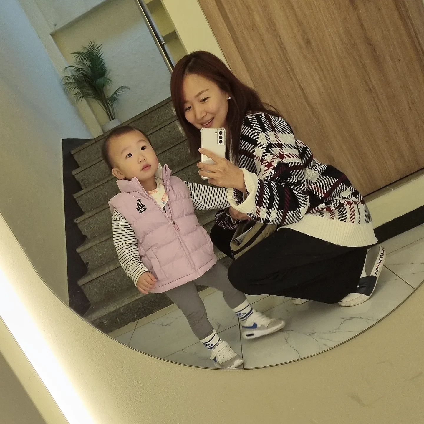 🩵

마이 늘 6️⃣0️⃣0️⃣일 기념으로 얼집 하원하고 동네에 있는 아이 예쁜 옷 많은 소앤소에서 늘이 옷 쇼핑하고
셀프사진 찍을 수 있는 곳에서 둘이 첫 사진 찍어보기
so.n.sooo
photobom_daisy

엄마는 추리닝에 생얼에 슬리퍼신고 갔지만 괜찮아... 아들
아들이 즐거웠으면 엄마도 즐거워🥲ㅋㅋㅋㅋㅋ

늘 하루하루 행복 업데이트 해보자🩷
