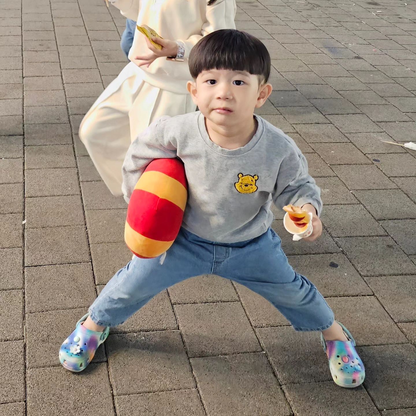 💜

우리집장꾸랍니다
사남매중막내에오
귀여움을담당하고있지요
길에서나 엘레베이터에서 저를 만나면..
벗어날수없을거에오
안녕하새오!!!! 한지호애오!!!!
인사받아줄때까지 할거거든요😁 힛~

#4살 #쌍둥이 #사남매 #막내 #장꾸
#육아스타그램 #육아맘 #워킹맘 #도치맘 #다둥맘 #애넷맘 #남매맘 #육아 #일상 #귀요미들 #예쁜아기 #twins #이란성쌍둥이 #형제둥이 #사랑둥이 #내사랑 #사랑해 #❤️