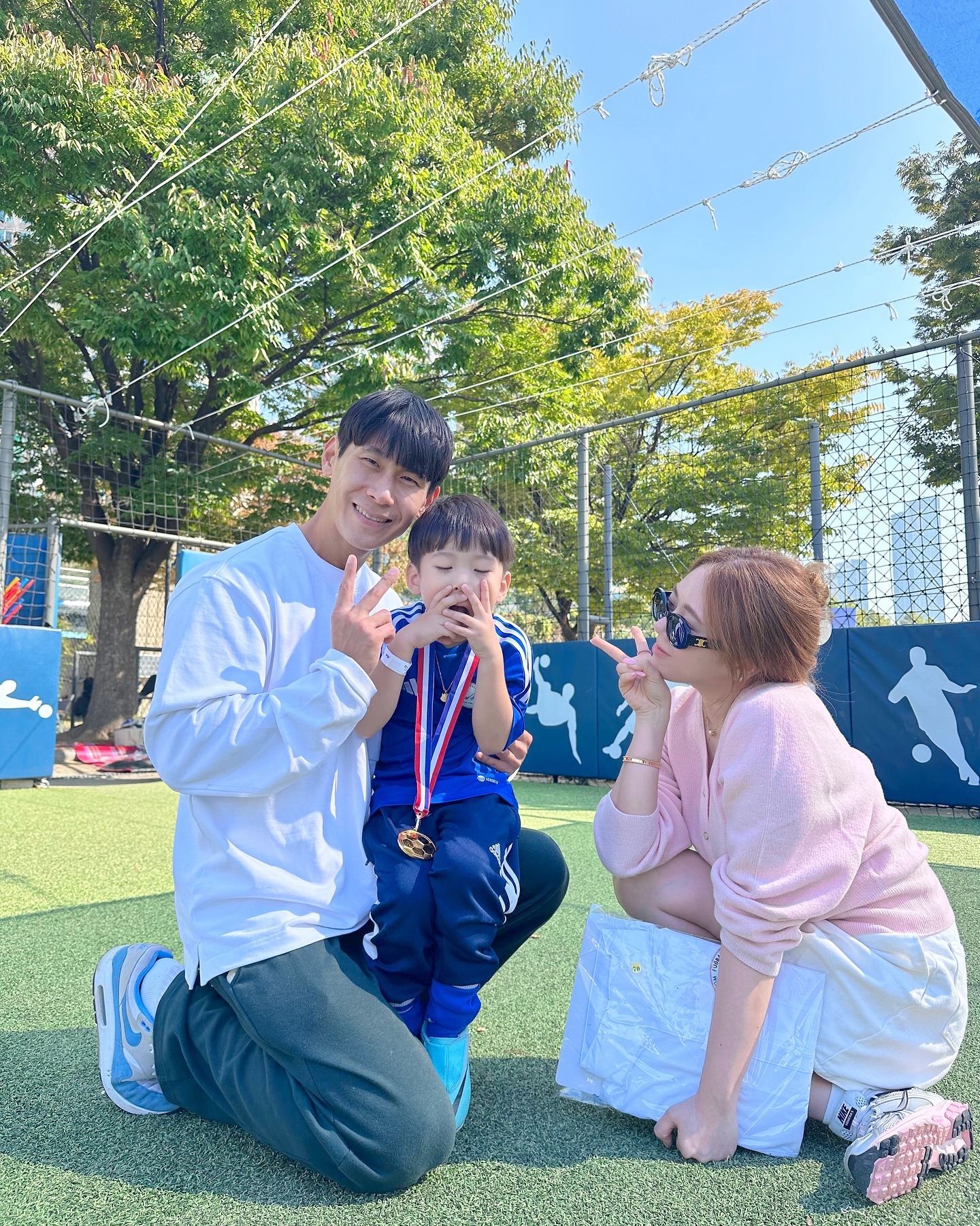 #차범근축구교실 첫 페스티벌 ✨

처음으로 토너먼트도 경험해보고
무한경기의 늪에 빠졌던 가을날 🤣

뭐가뭔지도 모르면서 경기하는거보면
그저 웃기고 귀엽네,,언제 이렇게 큰거지🥹
시우한테 좋은 경험이었기를..🫶🏻✨💗🎀
.
.
.
韓国で有名なサッカー選手兼監督さん
チャボムグンさんのサッカー倶楽部！
通っててもう2年になるシウたん୧⃛՞•ﻌ•՞୨⃛

始めてにフェス参加したよん🥰
サッカー好きになれるかな？🤣🤣
まだ分からないけど今は楽しんでるみたいw

シウたんが楽しんでくれたらそれでいい☺️