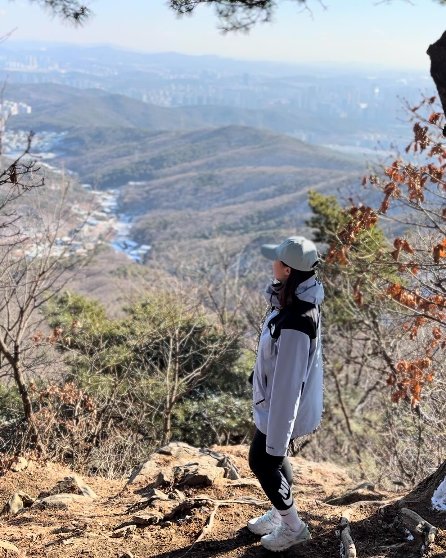 올해 첫 등산 형제봉 ⛰️🌱

어제 눈와서 다들 가지 말랬지만
한번 마음먹으면 해야만하는 나이기에 ,,

얘들아 나 혼자서도 잘 놀아 걱정마 ^^ 🤍✨
