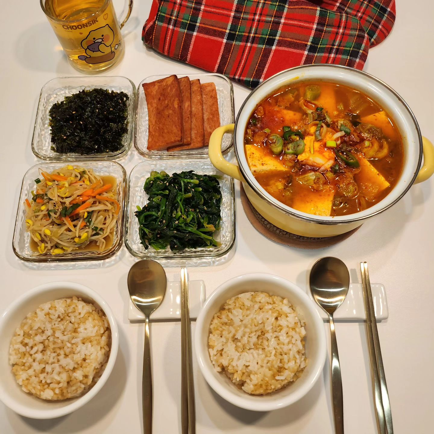 호야석식😋

집밥의 정석📚
김치찌개 스팸구이 김자반
시금치무침 콩나물무침 

#집밥의정석 #집밥메뉴 #신혼밥상 #요린이 
#신혼부부밥상 #집밥스타그램 #집밥