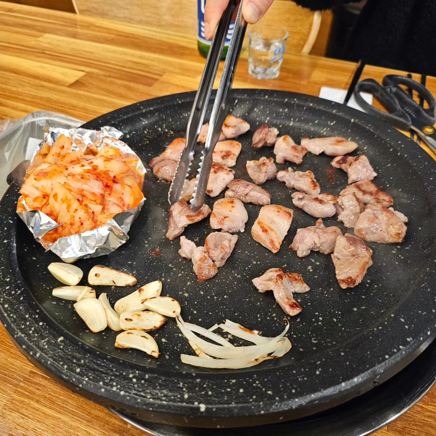 오늘은 퇴근하고 전날 못먹은 꼬기 먹으러 #꿀꿀뒷고기 에 방문쓰🤩
고기는 아묻따 댕맛이네요👍
한판하고도 반판 추가해서 야무지게 다 클리어하고 #오하완 
낼 또 현생살러 이만,,,총총✨️