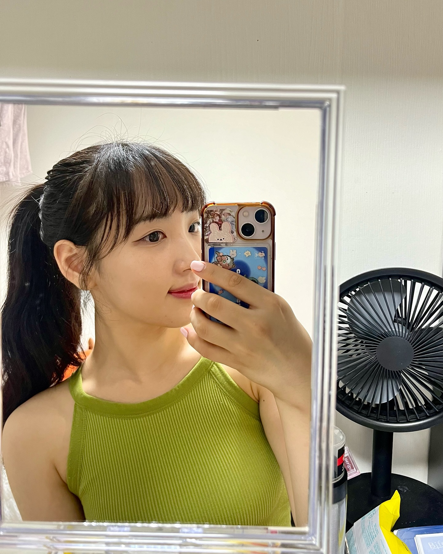 #협찬 #제품제공
일루미네이팅 서플 블레미쉬 크림☀️
바쁘게 살며.. 잠시 몰아두었던 제품들 후루룩 꺼내올리기..
-
피부 톤이나 성별에 구애받지 않고 사용 가능한 컬러 !
시간이 흐를수록 빛을 발하는 피부표현, 무너짐이 예쁜 크림이에요📸
> 무신사 리뷰에 무너짐이 예쁜 비비크림이라는 후기가 넘쳐나는 !!
미백이나 주름개선과 같은 스킨케어부터 자외선 차단🍃
메이크업까지 해결하는 3중 기능성 화장품
SPF 40 PA++ 제품으로 데일리 자외선 차단 겸 톤업 제품으로 사용 가능합니다~!
V 인체 피부 일차 자극 테스트 완료
V 민감성 피부 자극 테스트 완료

사용방법
기초 스킨케어 후 적당량을 덜어 피부결에 따라 펴 발라 주세요.

이런분들 추천합니다 ☀️
• 자연스러운 피부표현을 좋아하시는 분
• 답답함 없이 가벼운 베이스 메이크업을 선호하시는 분
• 피부 결점 커버 뿐 아니라 미백, 주름개선 및 자외선 차단까지 가능한 제품을 찾으시는 분
• 데일리로 사용해도 부담없는 저자극 메이크업을 찾으시는 분
-
실제로 써본 후기는 일단 발림성이 정말 가볍고 촉촉한 선크림 느낌? 자극도는 아예 없었고, 조금씩만 발라도 톤업과 커버 가능 !
-
#클레어스 #일루미네이팅서플블레미쉬크림 #비비크림 #화잘먹비비 #무너짐예쁜비비 #비비크림추천 #베이스메이크업 #모공커버
#협찬문의
dear_klairs #loveklairs