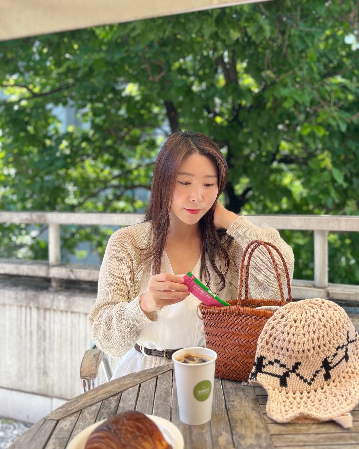 #광고
햇빛 아래서도 파워당당!!
나를 위해 잊지 않고 챙기는 #가방필수템 
#세노비스 #콜라겐비타민젤리
국내 콜라겐 제품 중 기능성 인정 콜라겐은
3.6%*에 불과하다는 사실 알고 계세요?
고를 때 건강기능식품 마크 확인하자구요!!
세노비스 신제품, 콜라겐 비타민 젤리는
기능성 원료 #저분자콜라겐펩타이드GT로
피부보습과 자외선에 의한 피부손상으로부터
피부건강을 유지하는 데 도움을 줄 수 있는
이중 기능성을 인정받았답니다
2000mg #저분자콜라겐펩타이드GT 함유로
1포로 일일섭취량 100% 충족할 수 있고요
무엇보다 콜라겐 특유의 비린 맛 안나는
상큼한 석류맛 #콜라겐젤리 라는 거!
7월 한달 간 #올리브영 런칭 기념으로
40% 특별할인한대요
지금 바로 쟁이러 달려가세요🏃‍♀️🏃‍♂️