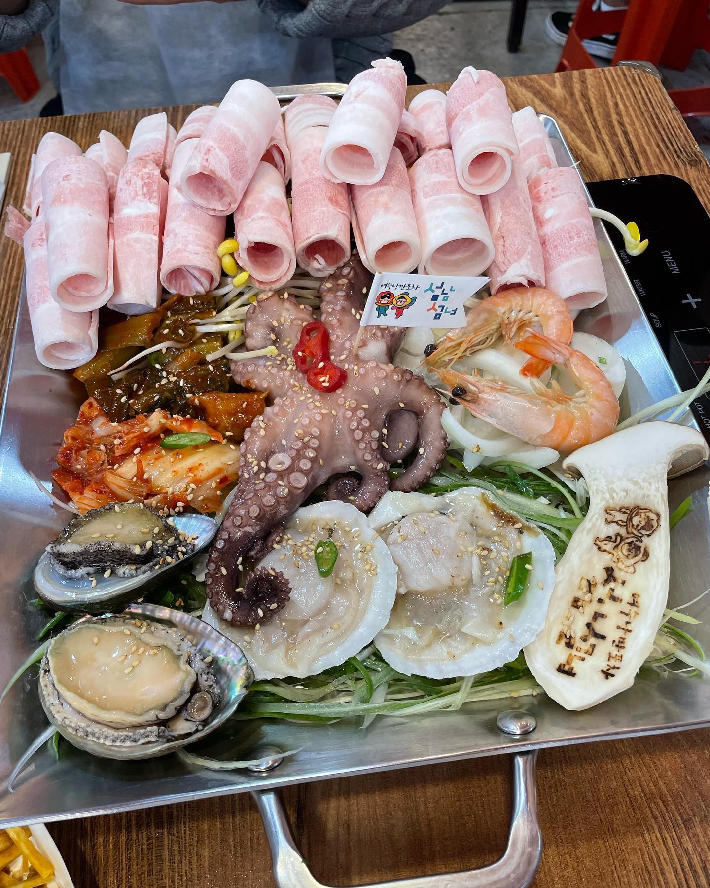 #여수포장마차
여수사람이지만 서시장포차 낭만포차
주기적으로감😲
(남편이 광양사람ㅋ 여수여행 조아함 ㅋ) 

✅올해 낭만포차에서는 섬남섬녀추천
2인메뉴(반값)도 있고 
재료도 깔꿈 맛도 좋았음!!
잘못가면 진짜 복불복 쩌는 낭만포차.. 🫨

✅그리고 서시장포차는
한꾼에88 - 갈비찜, 갈비구이
23번포차 - 묵은지삼합
24번포차 - 꽃게탕 
세군데 추천 !!!!!!!!!!!!

근데 다른곳도 다 비슷비슷 맛있긴하니
웨이팅 하지말고 자리있는곳 가서
낭만을 더 즐기는걸 추천🔥