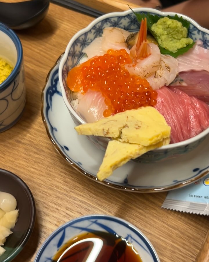 여러분 강남역에 카이센동 맛집 찾았어용🫶🏻
잘 숙성시킨 회를 듬뿍 올려주는 카이센동이랑🍱
생새우를 마음껏 즐길 수 있는 에비동🦐
점심특선으로 먹으니까 계란찜이랑 우동🍜 그리고 튀김이 같이 나와서 굿굿👍🏻👍🏻

점심에 왔는데 팀으로 점심회식 하는 분들도 계시구🙌🏻
개별룸이 있어서 비즈니스미팅이나 청첩장모임하기에 완전 딱🥰
토요일 점심에는 음료랑 술이 1+1 이벤트까지 진행중이라 좋은듯🍹
강남 데이트 하시는 분들에게 산원반주헌 완전 추천해용♥️
.
.
#점심회식 #비즈니스미팅 #소개팅맛집 
#데이트맛집 #프라이빗룸 #청첩장모임 #강남역맛집 #강남역회식 #강남소개팅