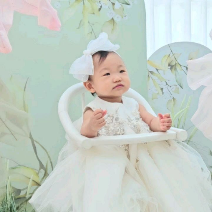 너무 뿌듯하고 햅삐햅삐✨️
폴스베이비 돌촬영 넘나 성공적👏🏻👏🏻👏🏻

.
.
.

최근에 낮잠 타임이 바뀌면서 
오후 3시쯤 칭얼거리기 시작한 유니
예약한 촬영시간이 3시라 걱정했지만
걱정이 무색할만큼 미소천사 모드로
함박웃음 보여주며 훌륭히 미션을 클리어했다🥳

일단 공장처럼 찍어내는 느낌도 아니라 좋았고
홈페이지나 인스타그램에서 보는것보다
북유럽풍의 테마가 더 예쁘고 화사했다!

프라이빗한 개인 대기실은
따듯한 조명으로 안락해 적응하기 좋은데다
기저귀 갈이대도 각각 배치되어 있고
커버도 싹 교체해주셔서 세심함도 느꼈다〰️*

아기 컨디션을 제일 중요하게 생각해 주시는데
촬영 진행시 컨트롤을 정말 잘해주셔서
장소가림 있는 유니도 엄청 잘 적응해줬다👍🏻👍🏻

.
.
.

폴스베이비 스튜디오에서 주목할 점 중 하나는
이미 인테리어를 마친 신혼집 또는 아가방에
가장 잘 어울릴만한 컨셉을 찾아
액자큐레이션을 해준다는 것인데
월넛의 짙은 컬러로 인테리어 된 우리집에
딱 맞는 짙은 원목 프레임으로 액자를 제작할 수 있어
너무나 만족스러웠다🩷🩷🩷

원본 사진부터 마음에 쏙- 들다보니
핸드폰만 들여다보게 되는 상황 발생🤣🤣🤣

액자 수령이 넘 기다려진다...🙏🤍

.
.
.

paulsbaby.studio
paulsbaby.party 

#폴스베이비 #아기돌촬영 #아기돌스냅
#돌촬영 #돌스냅 #베이비스튜디오 #아기사진
#돌사진 #백일사진 #성장앨범 #가족사진
#강남베이비스튜디오 #삼성동베이비스튜디오
#삼성동스튜디오 #강남가족사진 #강남아기사진
#강남돌사진 #강남백일사진 #강남성장앨범