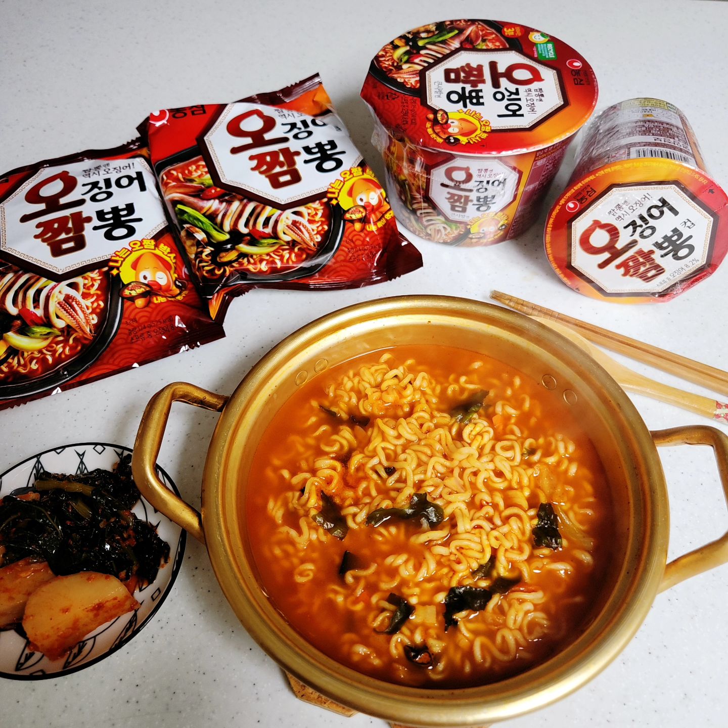 #광고 🦑🍜오징어짬뽕 먹자~

날씨가 추운 요런날엔 
얼큰한 오징어짬뽕🦑 딱 땡겨요
후루룩 먹다가 밥까지 말아 먹으니 꿀맛

오징어짬뽕 패키지에 눈에 띄는 오짬박사와 목이연구원 요게 뭐냐면요🤗
고민들어주고 고민해결 카드를 주는거에요
25종의 해결카드가 있다니 고민타파
목소리는  왜 또 좋은거뉘?ㅋㅋ 

인님들도 오징어짬뽕 맛있게 드시고
속시원하게 고민까지 해결해 보면 좋겠어요

🦑농심 오징어짬뽕에서 인증샷 이벤트 및 고민상담소 이벤트 진행중이니 참여해 보세요

#오징어짬뽕 #농심 #오짬고민상담소#오짬박사 #굿즈
#nongshim#오짬연구소#목이연구원#오짬

#라면#야식#맛점