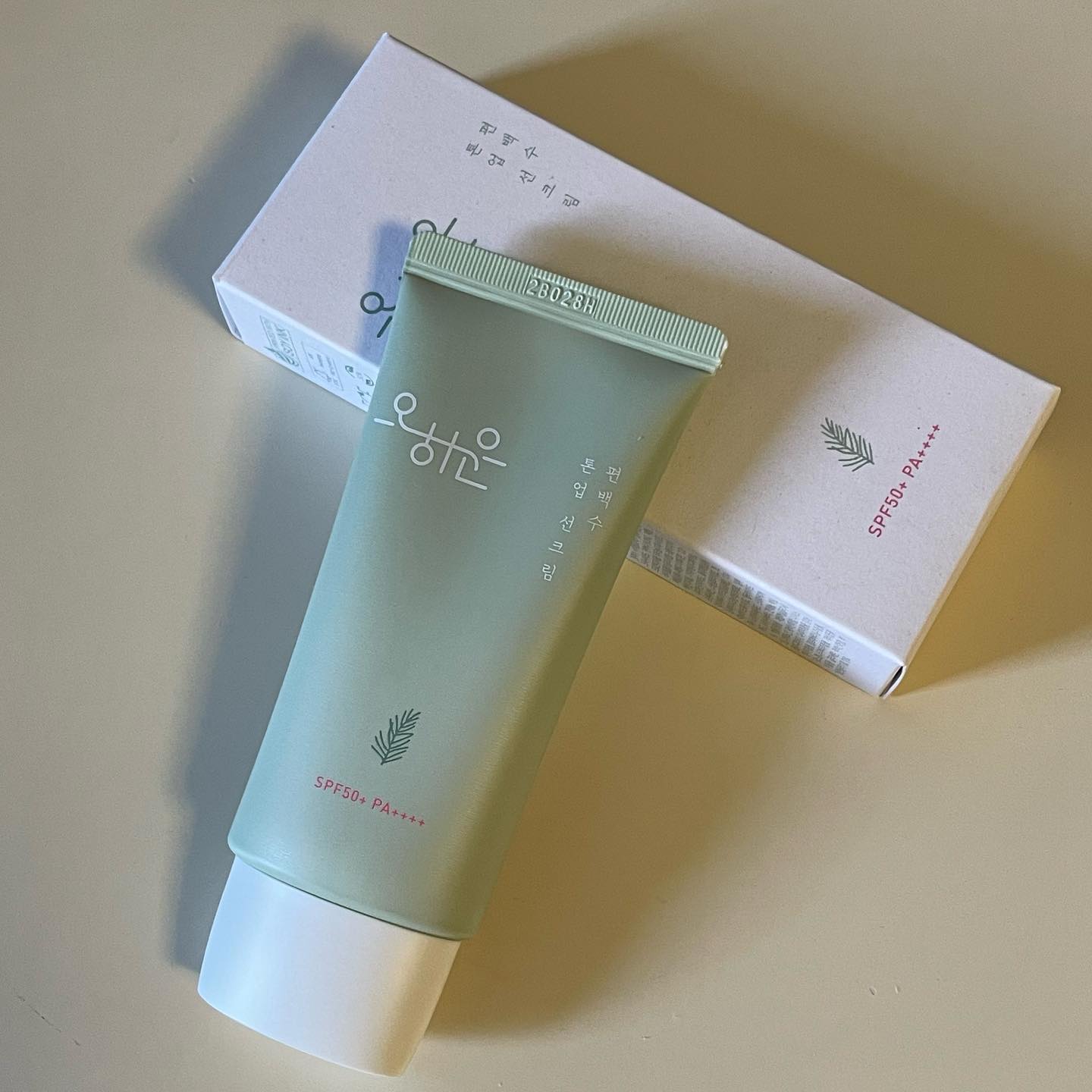 #협찬 안녕하세요 오하운 서포터즈 이지민입니다👩🏻‍💻
이번에 소개드릴 제품은 민감성 피부를 위한 편안한 발림성의 성분 순한 오하운 무기자자 톤업선크림입니다‼️

📍무기자차는 왜 민감성피부에 자극이 적을까?
자외선을 흡수하는 유기자자와는 달리 막을 형성해 자외선을 반사↗️하는 무기자차
민감성 피부에 자극이 적지만, 이전에는 백탁현상과 건조함, 뻑뻑한 발림성으로 호불호가 갈림 무기자자의 단점을 보완한 제품이 바로 "오하운 편백수 톤업선크림"
로션처럼 촉촉하고 부드러운 발림성과 내피부에 찰떡 톤업되는 선크림🔆
📍제품 특장점
1. 눈시림 없고 민감한 피부에도 잘 맞는 무기자자 편백수와 식물유래 성분으로 민감한 피부를 순하게 보호하는 톤업선크림
2. 강한 자외선 차단 기능 SPF50+PA++++
📍메인성분
1) 편백수, 쑥잎수 등 민감한 피부의 보습과 영양, 진정에 도움을 주는 성분
2) 미백/주름개선 기능성 성분 나이아신아마이드. 아데노신 식약처 고시인증을 받은 대표적인 미백, 주름개선 원료
3) 식물성 전연원료인 수딩쿨러(soothing coolere
참마, 알로에, 다시마, 당느릅나무뿌리, 제비꽃을 이용한 식물성의 전연원료로서 피부 열노화를 방지하여 진정 및 물 링 효과에 도움을 줌
피부의 과도한 열을 제거하여 피부의 진정 및 안정화에 도움을 줌
무기자자의 단점을 보완한 로션제형의 무기자차 톤업선크림이라서 자연스러운 핑크빛 컬러가 화사하게 피부 톤업을 도와준답니다✨✨
그리고 끈적임 없이 촉촉하게 발리면서 보송하게 마무리되어 지성피부에도 사용하실 수 있는 제품이라 완전 추천드려요‼️
저는 선크림 사용 후 메이크업이 훨씬 잘 받았다는 느낌이 들어서 더욱 마음에 들었어요🥹

자연과 일상, 조화로운 하루🌿
오하운의 특별함✨
오하운이 만듭니다‼️
다음에 더 다양한 제품들로 돌아올게요🤍