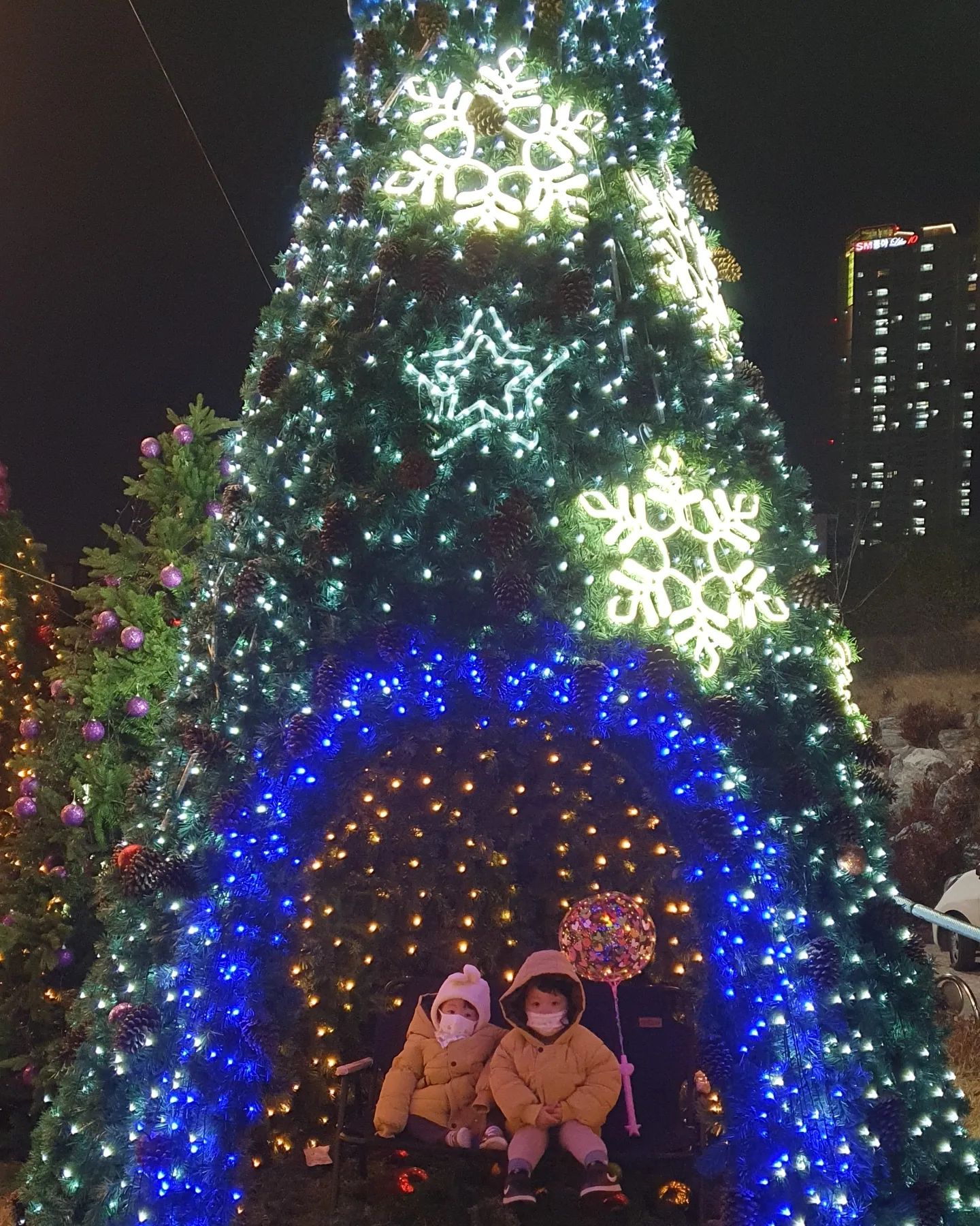 ❤
2021.12(4)
반짝거리는 크리스마스를 처음 느껴보는 아가들
추운 날씨에도 
사람들많고 행사하고
저녁에는 크리스마스케이크🎂
.
.
장난감들 책들 다 빼도 좋아
다하고 정리만 같이하자
그와중에 나도 같이🤣
.
.
#천안역근처
#천안세계크리스마스축제
#처음느끼는
#크리스마스
#노는건좋은데
#제자리에정리하자
#셋이같이노는법