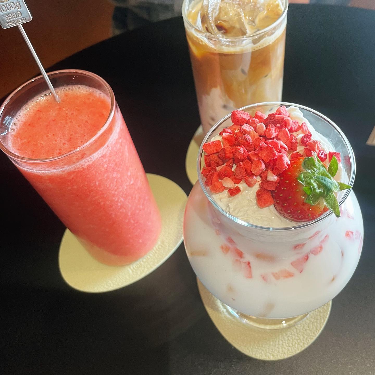 안녕하세요! #손베리 입니다 ꯁ 
요즘 전해드릴 소식이 없어 뜸했답니다 ㅎ

최근에 카페에서 딸기라떼와 딸기주스를 
먹었는데 너무 맛있더라구요 ~ 🫶

나중에 딸기 농장차리면서 옆에 딸기 카페도 만들까 이런저런 생각이 많습니다 

얼른 농장을 차려서 하고싶은게 많은 예비 청년농이랍니다 

많이 따뜻해졌는데 바람은 조금 차갑네요 

몸 조심하고 오늘도 #손베리 하세요 ꯁ