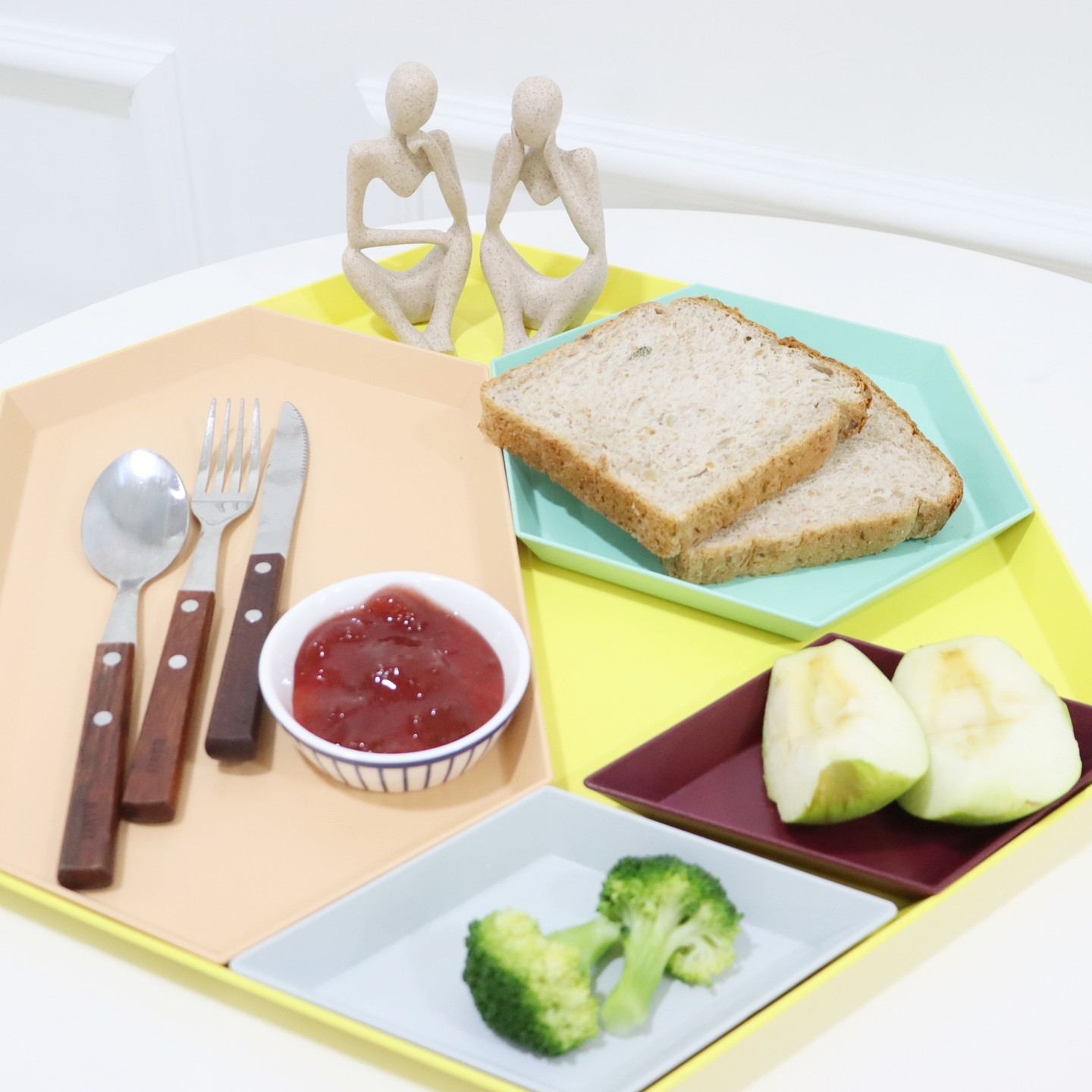 '업체로부터 제공받은 제품입니다'
.
아이들이 제법 큰 요즘!
이제 후루룩 후루룩 밥을 마시지 않아도 된다는 사실!
.
아이들 모두 어린이집 보내고 여유롭게 아침을 먹는다.
.
엄마이기 이전에 나도 여자였다는 사실! ㅋㅋㅋ

#UTEN #쟁반 #카페트레이 먹을 음식 올려놓고 먹으니 너무 기분이 좋은 걸!
#쟁반세트 다양하게 활용하기 좋은 #트레이 아이들 간식 주기도 좋더라고요.
#티트레이 #인테리어트레이 #쟁반추천 #집들이선물추천 #예쁜쟁반 찾는다면 딱! 좋은 것 같아요.

apollouten