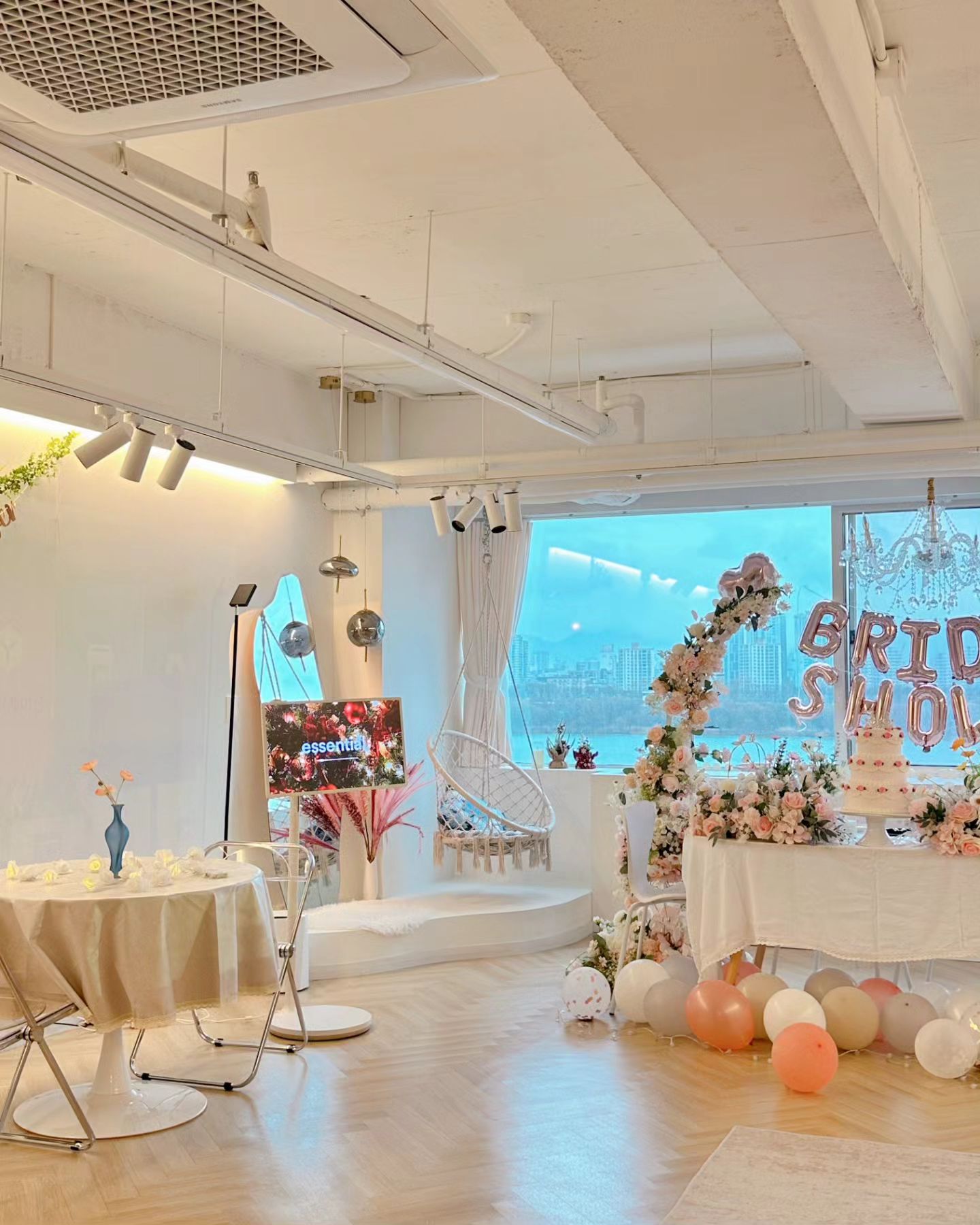 #광고 

나영구리가 이번에 너무너무 이쁜 #크리스마스장소 찾았잖아요
프로포즈, 생일파티, 돌잔치, 워크샵, 회갑, 브라이덜샤워, 
연말/새해파티, 일반 파티 하기 딱 좋아용

#프로포즈장소 찾으시는분들이라면 #한강뷰파티룸
예쁜 인테리어와 포토존이 많아서 완전 반해버리실거에요.

26평 최대 25명까지 들어갈 수 있는 공간으로~
빔과 여러 보드게임, 내부 화장실이 있어서 워크샵이나 
세미나 하기도 좋고

무료 주차 가능한데 자세한 방법은 호스트에게 문의하시면
아주 친절하게 설명해 주신다고 해요~

브라이덜 샤워 & 생일 파티 패키지 하기 좋은 #건대파티룸
은 드레스가 (화이트+유색)16벌이나 있고 ~
꽃 세팅 등 8가지 브라이덜 샤워 대여용품도 후기 이벤트 참여시
무료로 대여 가능
얼마전 혜리 유튜브 에서 #걸스데이소진 브라이덜샤워를
했던데 여기 어딜까 궁금했었거든요~
찾아보니 #스페이스주다광나루점 더라고요~
#브라이덜샤워파티룸 찾으신다면 고고고

낮패키지(10~16)
밤패키지(18~24시 혹은 18~08)

최대 20명까지 입실 가능^^ 
#서울브라이덜샤워 #서울파티룸

드레스와 돌잔치 소품까지 무료 대여 가능하며
파노라마한강뷰가 너무 예쁜곳에서 인생사진 우정사진 촬영하러 가자고욧

#스페이스juda 는 6M 파노라마 한강뷰, 꽃테이블, 
핑크뮬리 포토촌, 대형 빔프로젝터가 준비되어 있으며
배달도 가능하고 주방시설까지 완벽해서 조리가능한 곳이랍니다.
#셀프돌잔치 나 #돌잔치장소 로도 좋아요~

#서울파티룸추천 
#스페이스주다 #잠실파티룸 
#서울워크샵장소 #건대동아리모임 #서울워크샵 #워크샵장소
#걸스데이파티 #걸스데이파티룸