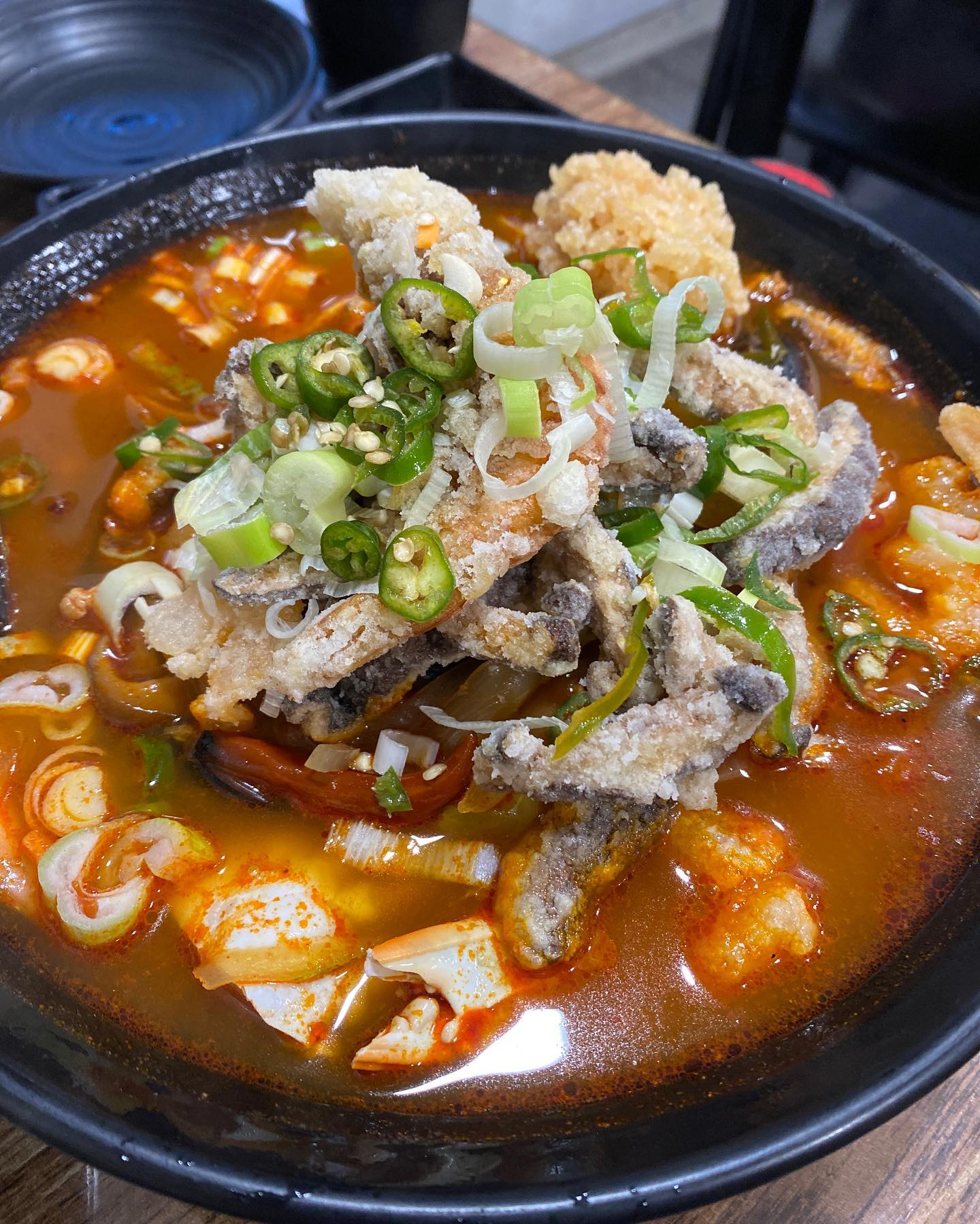 광안리 중국집 #수미가
_______________

중화비빔밥, 수미가짬뽕, 탕수육 모두 맛난 곳

🍚이 집 중화비빔밥 잘해! 
🍜수미가짬뽕 진짜 인생짬뽕이잖아! 
탕수육은 쫀득쫀득 
외관만보고는 동네 중국집, 간단하게 먹는 중국집 느낌인가 했는데 음식을 먹어보곤 여긴 제대로된 중식 요리다!! 

자리잡으면 인원 수 대로 군만두 1개씩 주셔서 입가심으로 시작!

중화비빔밥 불맛도 나고 중화비빔밥 잘하는 중국집 잘 없는데 정말 맛있잖아!
수미가 짬뽕은 표고버섯과 새우, 홍합, 게까지 가득 들어가고 누룽지까지! 지극정성으로 하신 요리를 대접받는 느낌
누룽지 넣은게 진짜 별미에 표고버섯은 다 감칠맛나게 튀겨서 넣으신 것 같았어! 
너무 맛있는데 탕수육까지 시켰더니 배터지게 먹었잖아~!
행복!☺️
_______________

😋먹어본것
1. 수미가짬뽕
2. 중화비빔밥
3. 미니탕수육
_______________

#수미가광안리 #광안리수미가 #중국집광안리 #광안리중국집 #광안리짬뽕맛집 #광안리맛집 #부산광안리맛집 #광안리탕수육맛집 #광안리중화비빔밥 #부산중화비빔밥
soomiga051 
_______________

#윤쓰닷컴 #윤쓰닷컴맛집 #윤쓰닷컴부산맛집 #윤쓰닷컴광안리맛집 #윤쓰닷컴광안리중국집