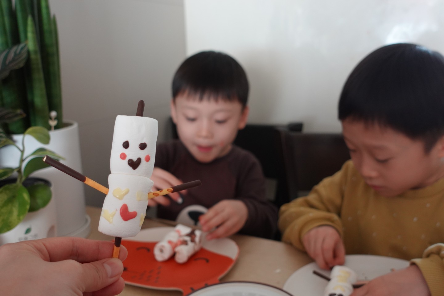 #울라프⛄
오늘 교회 다녀와서 처음으로 한 일은 마시멜로우, 빼빼로, 초코펜 준비해서 삼등신 울라프 만들어 보기! 하지만 마시멜로우 세개째 꽂다보면 빼빼로가 자꾸만 부러짐...😂

첫째는 그럴 듯 하게 만드는데 둘째는 먹기 바쁘고ㅋㅋㅋ

#주말활동