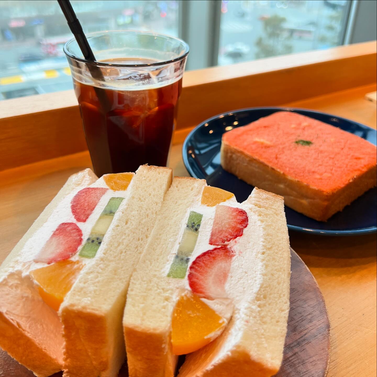 #무츠카도 
후쿠오카 맛집 찾을때부터 꼭 가보고 싶었던 카페 무츠카도!
후르츠 샌드위치와 명란 토스트가 너무 궁금했기에 하카타 갔던날 아뮤 플라자에 위치한 무츠카도로 향했다! 시간도 애매하고 날씨도 흐려서 그런지 창가석 자리에 바로 앉을 수 있었다! 

🍽️후르츠 믹스 샌드위치
일본 샌드위치들이 속이 알차다! 이 샌드위치 또한 과일들이 생크림과 어울어져 새콤달콤의 정석을 보여줬다. 아메리카노와 함께 먹으니 디저트의 정석 그차체였다. 생크림은 맛없을 수 없잖아요🤍

🍽️명란토스트
기대했던 명란토스트는 생각보다 짰다. 빵과 함께면 중화 될 줄 알았지만 명란은 명란이었다..! 그래도 아메리카노와 함께 먹으면 먹을만 했다. 특별한 맛이라기보다는 아는 그 맛!

이곳에 온다면 후르츠 샌드위치와 아메리카노를 추천해요! 보기에도 예쁘지만 맛도 좋았던 샌드위치! 거기에 창가뷰에서 밖을 보며 먹으면 분위기마저 전망대 카페에서 먹는 기분이에요! 창가자리가 있다면 무조건 창가로 픽하세요!

#맛스타그램 #먹스타그램 #푸드스타그램 #맛집 #맛집추천
#부부스타그램 #럽스타그램 #데이트맛집
#sandwich #fruitsandwich #coffee ##fukuoka #후쿠오카여행 #후쿠오카 #후쿠오카카페 #후쿠오카맛집 #샌드위치 #하카타 #cafe 
#재미잇 #잼잇 #재미부부

#일상 #선팔 #맞팔 #jmt #food #daily