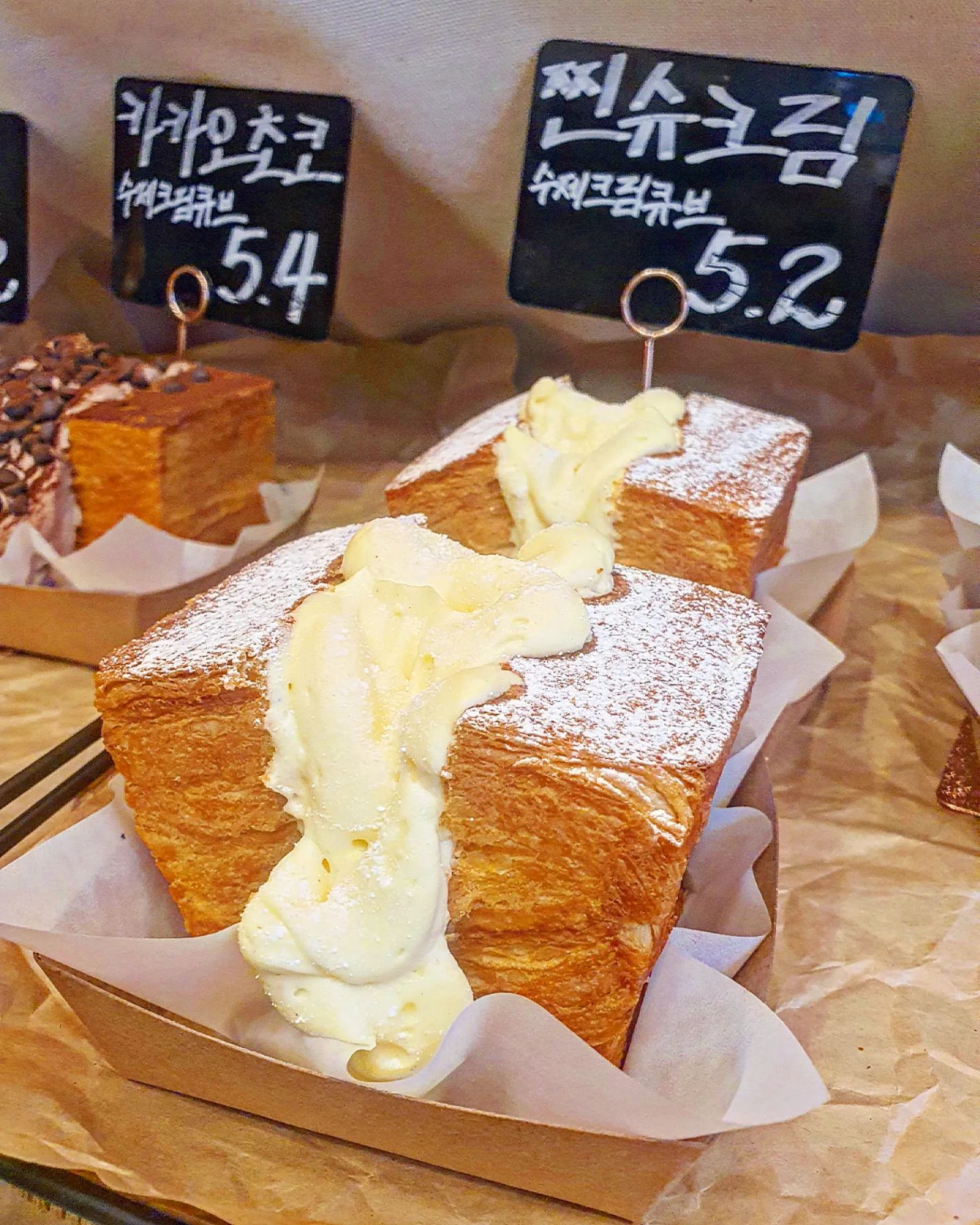 ♡♡
#마켓크라샵 
eatbocke vvhoov

빵지순례~ 너굴님 이벤트 당첨으로 드디어 가고보싶었던
마켓크라샵 출동!!!
평일 점심때 뛰어갔는데... 줄이 너무 많고.. 사람들이 빵을 다 사가서...빵이 많이 없었다 흑흑

그래도 역시 기다려서 사야될 맛!!!

매일 먹고싶구나.. ㅜㅜ

#먹스타그램 #먹팔
#빵지순례 #부산빵집 #eatbocke