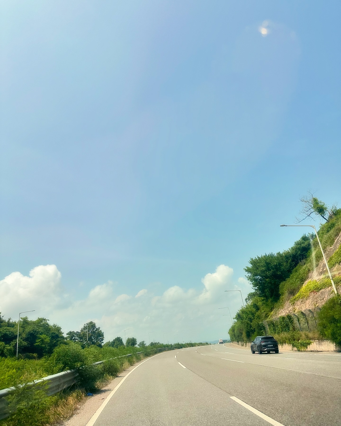 주말 날씨 너무 좋잖아!!!!! #드라이브🚗 
#파주 #파주카페 #문지리535 #꽃내음풀내음가득 
큰아이 작은아이 셀카박기