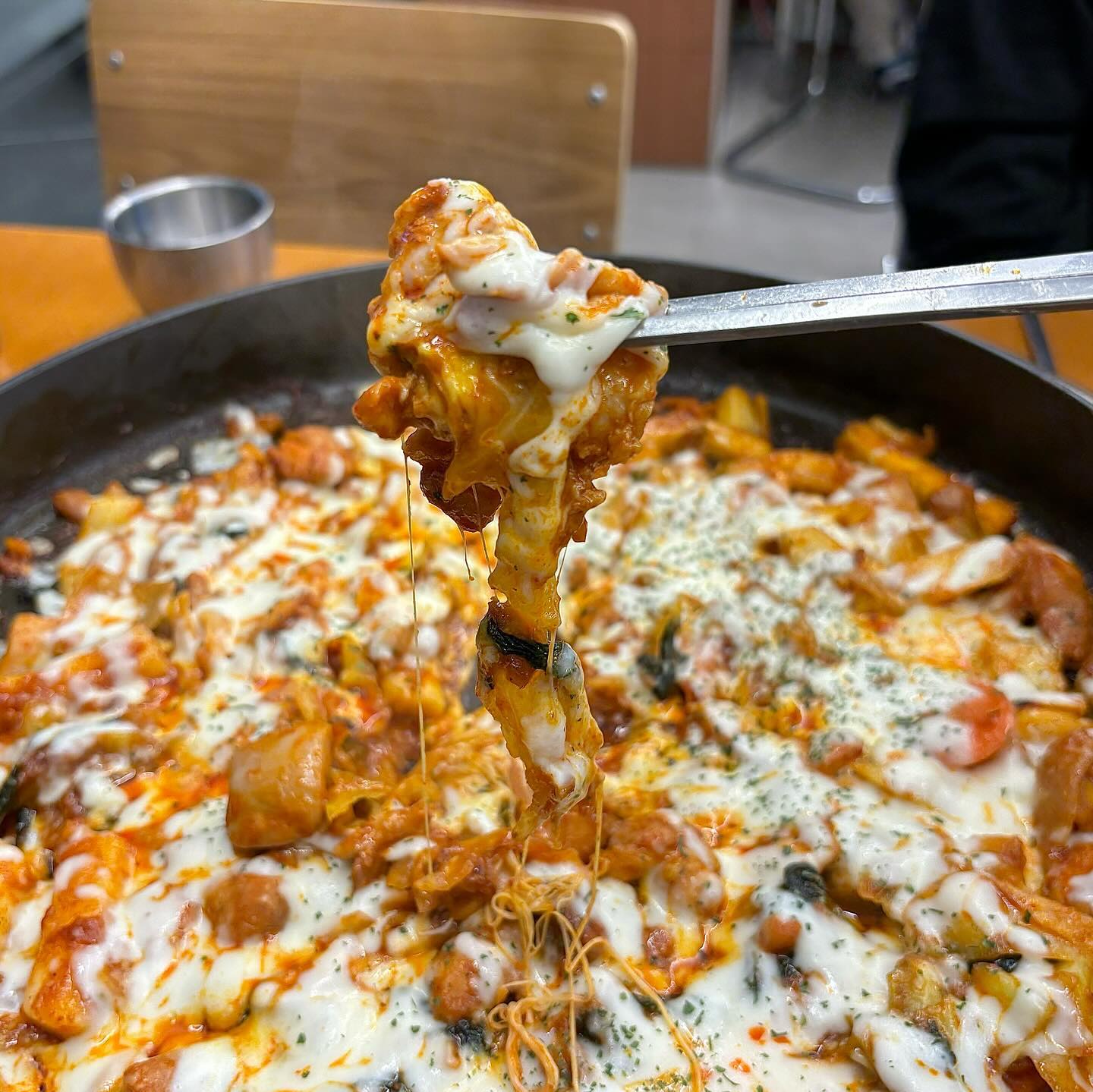 🔸닭사메무쵸 본점🔸
대구 닭갈비 찐맛집 닭사메무쵸를 다녀왔습니당‼️
염색공단 안에 위치해 있는데도 찾아오는 손님이 엄청 많았고 트레이더스, 북부정류장, 서대구역, 가구골목과 가까워 주말 저녁 메뉴로 딱이었어요☺️
순한맛, 보통맛, 매운맛 맵기 선택은 기본이고 마라 닭갈비에 분모자 사리까지 이색 메뉴도 있답니다😃
사장님의 추천 메뉴인 치즈닭갈비+날치알볶음밥, 물막국수를 먹었는데 대구에서 먹은 닭갈비 중에 제일 맛있어서 또 가고 싶어요🫶🏻
드레싱부터 모든 소스와 밑반찬을 직접 만드시는데다 닭갈비 양도 푸짐해서 가족 외식장소로 추천한답니다😋

➰ 대구 서구 염색공단로5길 14
➰ 0507-1456-0547
➰ 11시30분~22시(월,화 휴무 15시~17시 브레이크타임)
➰ 예약⭕️ 단체⭕️ 아기의자⭕️ 포장배달⭕️ 가게앞주차⭕️