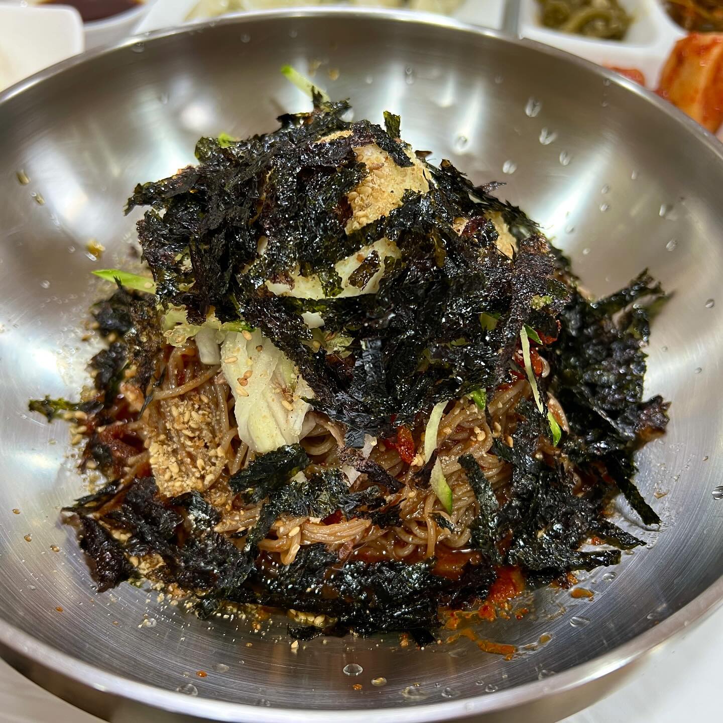 #함흥막국수
겨울에 먹어도 맛있는 회막국수 맛집❗️
⠀
속초 원조로 37년간 수타 방식을 고집하여 만든
막국수뿐만 아니라 갈비탕까지 맛있었던 현지인 맛집✨
⠀
겨울에 떠난 속초 여행이었지만 회막국수 안 먹을 수 없죠?
수타 함흥회막국수와 찰떡인 찐만두와
뜨끈한 갈비탕을 주문했습니닷〰️
⠀
정갈한 반찬과 윤기 좔좔 탱글탱글 찐만두, 
쫀득한 명태회무침과 신선한 야채, 고기 듬뿍 올려진 회막국수!
뜨끈하고 진한 국물에 큼직한 갈비가 들어간 갈비탕까지 
이 조합으로 주문한 여니쓰 칭찬합니닷🔥
⠀
함흥회막국수에 시원한 고기 냉육수를 부으니 개운 그 자체!
면은 탱글하고 맛있는 회무침과 시원한 육수에
들기름의 고소함까지 더해져서 갓벽💫
찐만두랑 같이 먹으면 더 맛있답니닷😋
⠀
속초 현지인 회막국수 맛집을 찾으신다면
함흥막국수 고고띵하세요🙌
⠀
⠀
📍함흥막국수
강원 속초시 중앙로54번길 3
영업시간 : 월~수요일, 금~일요일
오전 10시 - 20시
(매주 목요일 휴무)
전화번호 : 033-632-6707
⠀
🏷️ 주문 메뉴
함흥회막국수 (10.0)
갈비탕 (12.0)
찐만두 (8.0)
⠀
#속초교동맛집 #속초막국수 #속초막국수맛집 #청초호맛집 #속초현지인맛집 #속초회냉면 #속초회막국수 #속초갈만한곳 #속초여행맛집 #속초여행 #속초냉면맛집 #속초냉면 #속초데이트 #속도데이트맛집 #속초국수 #속초국수맛집 #속초수육 #속초수육맛집 #속초호수공원맛집 #속초맛집 #속초맛집추천 #맛스타그램 #먹스타그램 #속초핫플 #맛집탐방 #먹스타 #먹스타맞팔