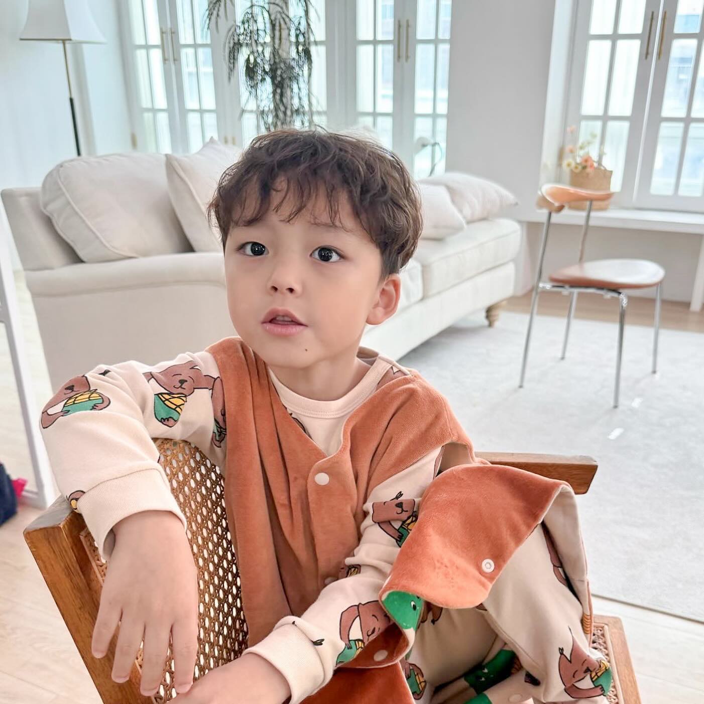 Hajun✨

좀만 덜 부끄러워했음 좋았겠지만
너도나도 새로운경험에 즐거웠다🤍
부끄럼쟁이 엄마욕심에 고생많아쩌😘
다음번에는 잘 할 수 있다는데 과연..?ㅋㅋ
기회가 온다면 잘 해보자🤍

🏷️젤리멜로 - jellymallow_official 💓
#젤리멜로 #젤리멜로우 #젤멜라방 #젤멜라방모델 #젤리멜로우라방 #유아모델 #키즈모델 #아동모델 #아동복모델
-
#하준그램🐶