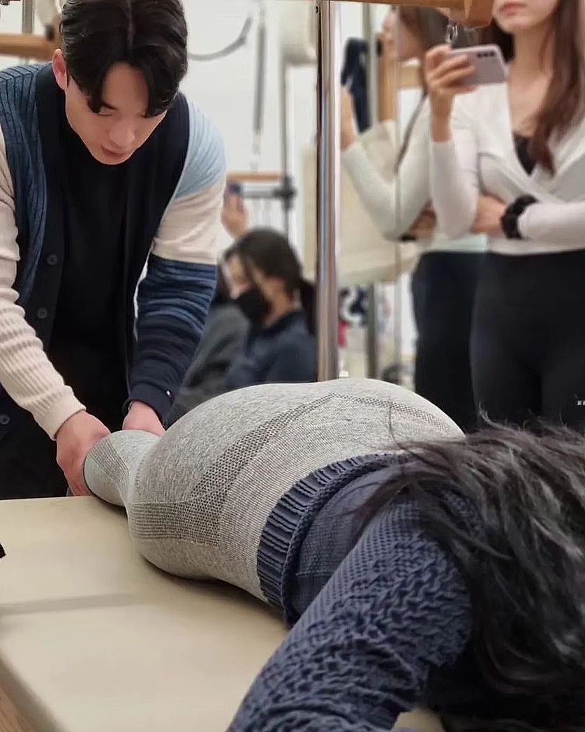 체형교정사 과정 ☝️
원리부터 평가 방법, 운동과 테크닉까지
베이직인데 아주 짱짱했던 ! 🤩

기본적인 것부터 차근차근 자세하고 알찼던 🙆‍♀️

깔끔하고 심플하게 강의해주셔서
이해하기 좋았던시간이었어요 🙏

a부터 z까지의 좋은 자료
이렇게 많은 자료를 디테일하게 정리해놓은 👍
놓치고 있었던 건 무엇이었을까 어떻게 하면 더 효과적일까
다시 저를 돌아보게 되었던 소중한 시간이었습니다 

그리고 강의를 들으러 갔다가
교정 받고 온 저를 포함한 강사님들 🤣
경추 파트에서 혼이 살짝 나갔네요 ㅎㅎ

좋은 자료와 소중한 소도구들 감사합니다 🙏
수고하셨습니다 ✨️