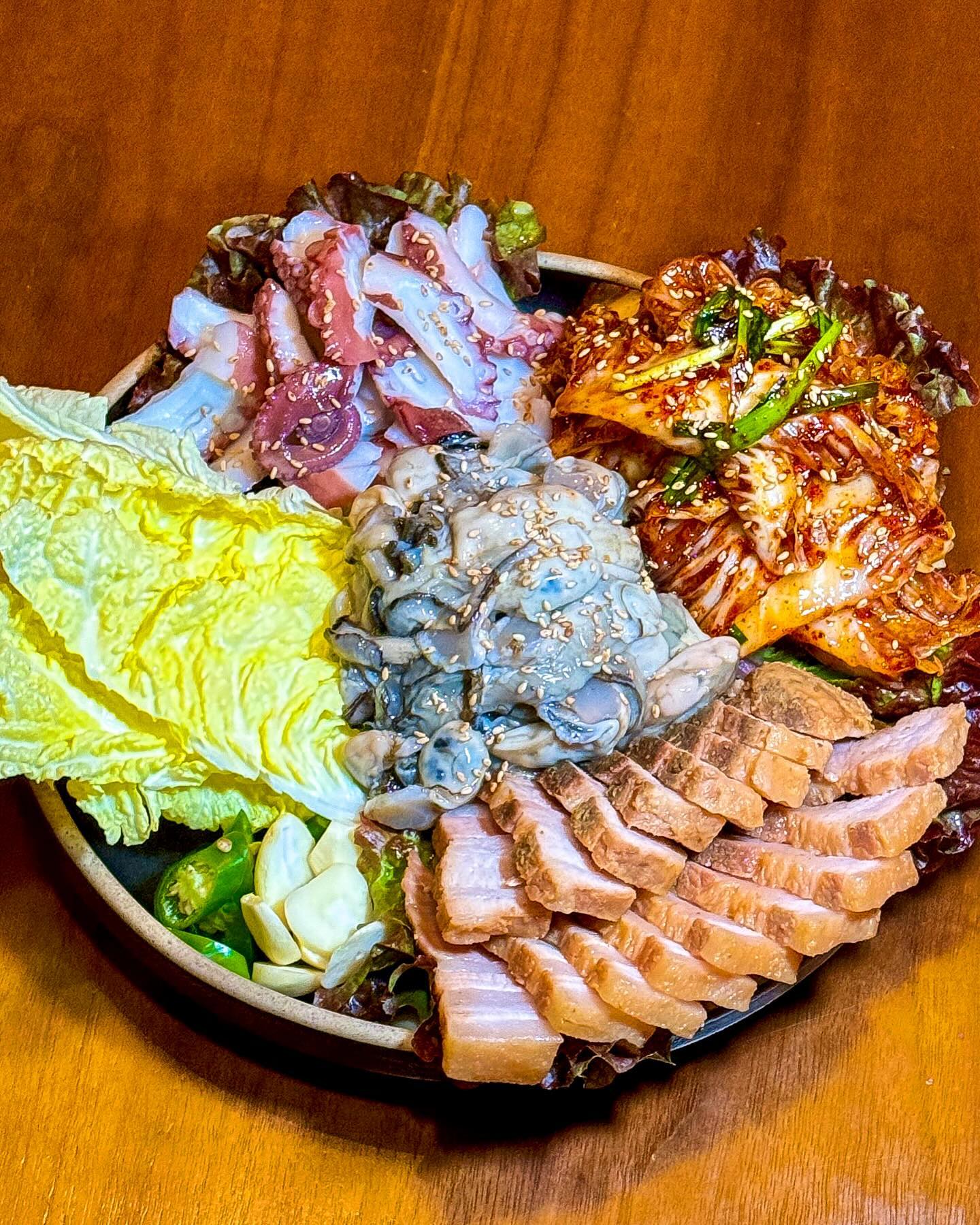 🍱 #수족관📍 서울 압구정
🌟 [ pearlshell_oyster ]
✴️ 신선한 제철 해산물을 즐길 수 있는 매력적인 해산물주점 😘
📅 2023-10-00(-)
​
▬▬▬▬▬▬▬▬▬▬▬▬▬▬▬▬▬▬▬▬▬▬▬

🍽️ 압구정에서 해산물이 생각나신다면 수족관으로 고고 👍🏻
제철 해산물들을 골고루 주문하여 소주 맥주 하이볼 콸콸 😘
겨울철 신메뉴들도 출시했고 소주도 금액을 낮췄습니다 🥰

🍱 방어회 48000 | 이제 슬슬 겨울이 오니 방어로 촵촵 😋
비쥬얼도 좋고 입안 가득 퍼지는 고소함이 술을 부르네요 😆
김에 밥에 갈치속젓에 두툼한 방어올려서 한입 두입 😋

🍱 성게알 & 단새우 68000
캘리포니안산 우니와 단새우를 입에 머금으면 천상의 맛 😋

🍱 돌멍게 35000
이렇게 선도 좋은 멍게는 오랫만. 멍게잔에 소주 채워서 원샷 😋

🍱 문어굴보쌈 58000
술안주로 가장 좋아하는 구성. 보쌈도 훌륭 굴도 훌륭 완벽합니다 😋

🍱 굴탕면 18000
아니 굴을 이렇게나 많이 넣어준다고요? 시원한 국물에 면발까지 야무지게 호로록 하고 나니 기가 막히게 행복합니다. 😋

🍱 그 밖에 산낙지, 전복, 구이류, 매운탕까지 다양하니 취향따라 😋

😊 신선한 제철 해산물을 쓰는 것 만으로도 훌륭하지만, 전체적인 메뉴구성과 깔끔하고 쾌적한 공간까지 연말에 모임하시면 굳이 일부러 방문하셔도 좋을 곳입니다. 🙏🏻🙏🏻🙏🏻 

▬▬▬▬▬▬▬▬▬▬▬▬▬▬▬▬▬▬▬▬▬▬▬

🔴ℹ️ 매장정보
🏡 수족관 압구정
☎️ 02-546-8285
📍 서울 강남구 도산대로37길 30
📍 3호선 압구정역 3번출구 400m
⏰ 월-토 16:00 ~ 24:00 (일 16:00 ~ 23:00)
🔗🚗📺 -

▬▬▬▬▬▬▬▬▬▬▬▬▬▬▬▬▬▬▬▬▬▬▬

#수족관박박사 #해산물박박사 #압구정박박사
#압구정맛집 #압구정모임 #압구정약속 #압구정데이트
#압구정해산물맛집 #해산물맛집 #압구정역해산물 #도산공원맛집 #한식맛집 #압구정사시미 #압구정해물

#만수동박박사_압구정 #만수동박박사_횟집
#만수동박박사_해물
#만수동박박사 #쿠쿡 #CooCook #웅슐랭🐯

ℹ️ Instagram : piwpiw
ℹ️ Youtube : CooCook 쿠쿡
🔗 https://www.youtube.com/c/coocook
