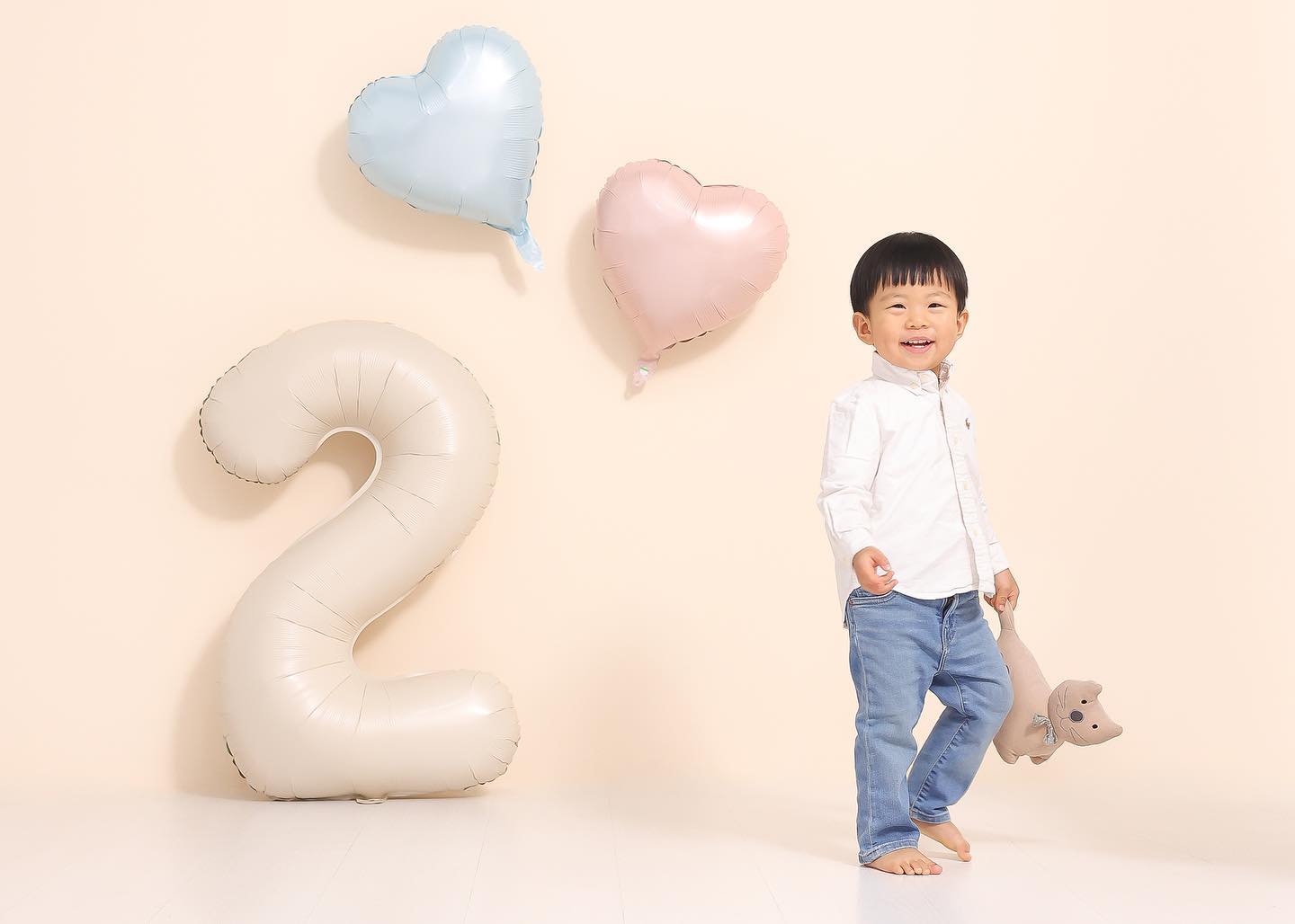 안녕하세요☺️ 
정말 오랜만에 인사드리는 유현맘입니다❤️

다들 잘 지내셨죠? 다시 나타난다 나타난다 말만하고
이사와 함께 어쩌다보니 유현이의 유아식이 끝나버려
이 공간에 어떤 이야기를 나눠드려야하나 고민이 많았어요😇
(요즘 유현이는 엄마빠 밥을 간을 살짝 덜해 함께 먹는 답니다😂)

요즘 유현이는 어린이집도 모범생 원아로 잘 다니고 있구요😉
엄마도 새 집과 새 동네에 적응을 끝냈답니다👏🏼

그러는 사이 유현이의 두 돌이 성큼 다가왔어요.
기념으로 사진을 찍었는데, 돌 때 입혔던 옷이 이제 딱 맞는
엉아가 되었더라구요. 감개무량🥹 아이들은 정말 금방 자라요.

첫 돌까지는 매일이 감동 사랑이 뿜뿜 가득한 날들이었던거 같은데
지난 한 해는 좀 컸다고 고집이 생긴 우리 아들이랑 체력의 한계에 
자꾸만 부딪히는 엄마랑 고군분투하는 한 해 였던거 같아요.

화 내고 현타오고 후회하고.. 초보 엄마들 다 그렇죠?🤣
일년이 넘는 시간 동안 이 공간에서 많이 공감하고 위로 받고
용기를 얻었는데 유아식이 끝났다고 그대로 방치해두기 아쉽더라구요!

그래서 앞으로는 아이와 간편하게, 쉽게 함께 먹을 수 있는 집밥 레시피로 찾아뵐게요🥰 두돌 즈음 되어서 아이밥만 따로하는 엄마, 스아실 별로 없지 않나요?ㅎㅎ (저만 그런가요😇 저염식 저리가 몰라몰라 맛있는게 최고..👍🏼) 아이랑 같이 우리 맛나는 집밥 먹어요🫶🏻

▶️두돌 사진관 정보 aro_style 
양재동 사진관에서 간단히 예쁘게 두돌 사진 찍었는데요!
한 컷당 5-7만원 (주말 평일에 따라 다름)로 예쁘게
아이 사진 찍어줄 수 있어서 정말 추천드려요🤍

저희는 유현이도 넘 좋아하고 저희도 재밌었어서
매해 가자고 다짐했답니다😉 액자 두개 당일에 쫄랑쫄랑 들고 오는데정말 좋더라구요🤭 #내돈내산

조만간 50일 100일 돌 두돌 사진 찾아서 한 번 모아봐야겠어요.
너의 가장 어린 날, 그리고 우리의 가장 젊은 날을 기념하며❤️