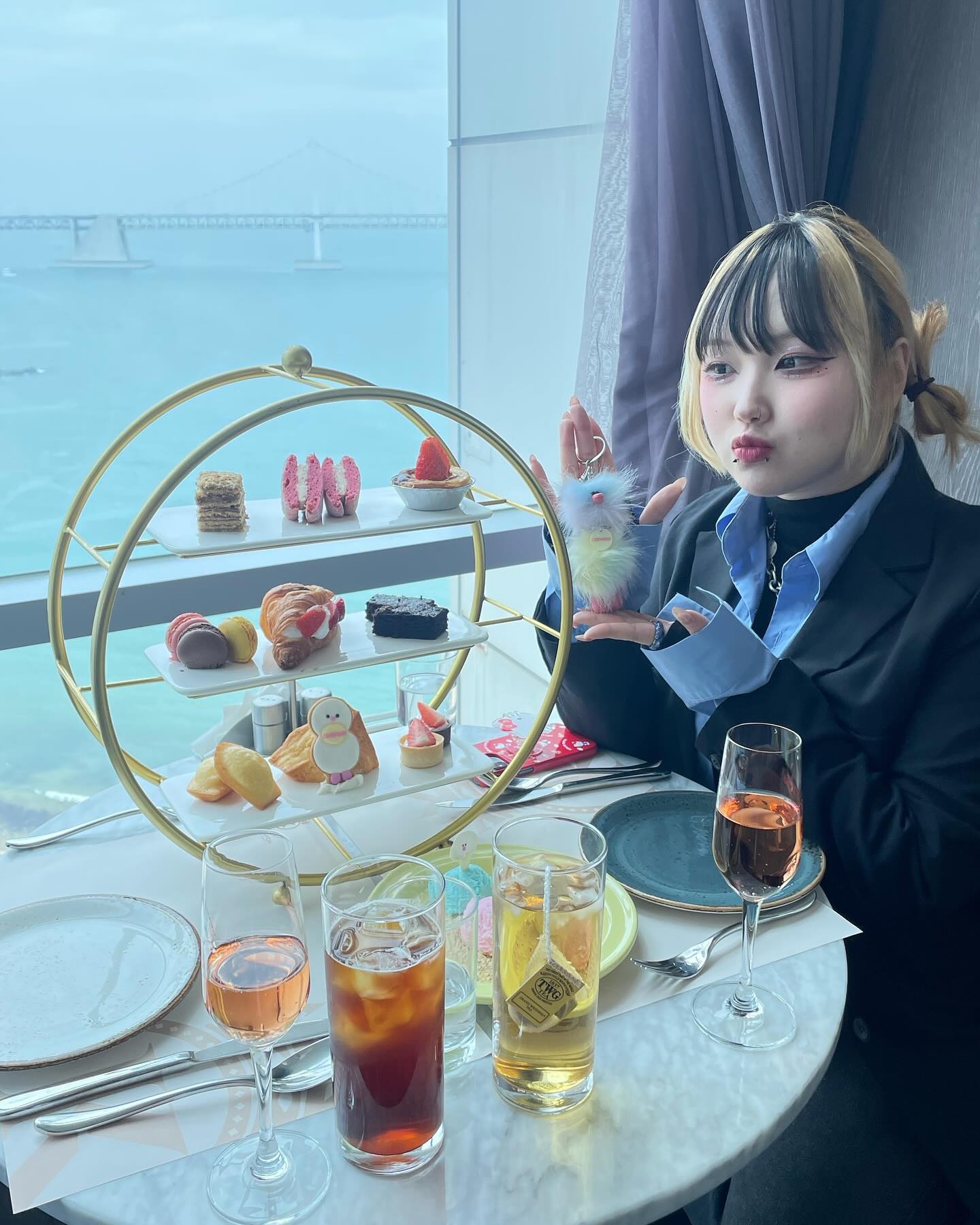 켄트호텔 코지모지 콜라보 애프터눈티 부시고 오기 🤤🥹🥹✨🩷
예쁘게 찍어준 신아무개씨에게 영광을 바칩니다 ••

#켄트호텔광안리by켄싱턴 #코지모지 #콜라보 #애프터눈티 #광안리데이트 #좋아요반사 #busan