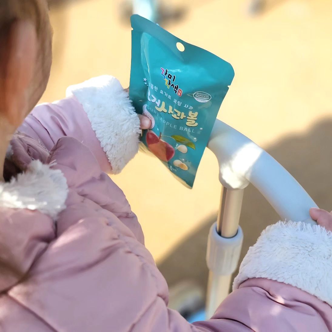 🍎
요거사과볼

동결건조 사과에
화이트초코가 입혀져있고
요거트코팅되어 있어
손에 묻지 않고 
부드럽고 바삭한 맛까지 좋아요👍

아이간식으로 좋아용~💕

#요거사과볼 #각미각색 #동결건조간식 #아이간식 #아이간식추천 #동결건조 #건강간식 #아이건강간식