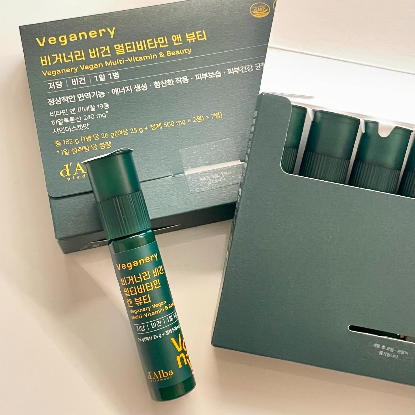 #광고 veganery_official
[비거너리 바이 달바 _ 비건 멀티비타민 앤 뷰티]
비타민&이너뷰티 달바 비거너리로 한 번에! 💚

바쁜 현대사회에, 에너지 충전과 피부 보습 관리를 
하루 한 병으로 동시에 케어할 수 있다는 게 너무 좋아요 ᰔ 

유럽산 프리미엄 원료로 만든 달바의 비거너리 멀티비타민에
히알루론산 일일 섭취 최대 함량 240mg 함유되어
자외선과 수분을 동시에 케어해줍니다

다른 영양제 챙겨먹는 건 자꾸 잊어버리는데
이건 가방에 쏙 들어가는 사이즈라 휴대도 간편하고,
상큼 달콤한 샤인머스캣 맛으로
너무 맛있어서 하루 1개 꼭 챙겨먹고 있어요 ㅎㅎ

호불호 없이 선물하기 좋은 선물이네요 😆

[카카오톡 선물하기]에서도 구매 가능하니
사랑하는 사람에게 마음을 담아 선물해보세요 ᰔ 

#비거너리 #veganery #달바 #비거너리멀티비타민 #달바멀티비타민 #멀티비타민추천 #멀티비타민앤뷰티 #올인원비타민 #비타민추천 #여행비타민