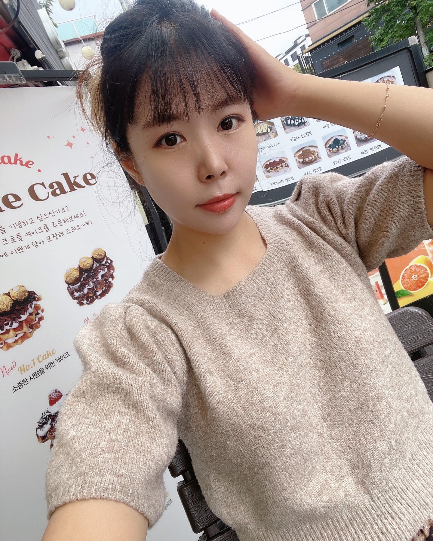 느므느무 추워졌당 가을건너뛸려나부다🍂
사실 이 사진은 작년 이맘때쯤찍음 ㅎㅎㅎ
요즘은 화장도 안하고 가게나옴

달달구리 크로플 먹으러들 놀러오셔유❤️