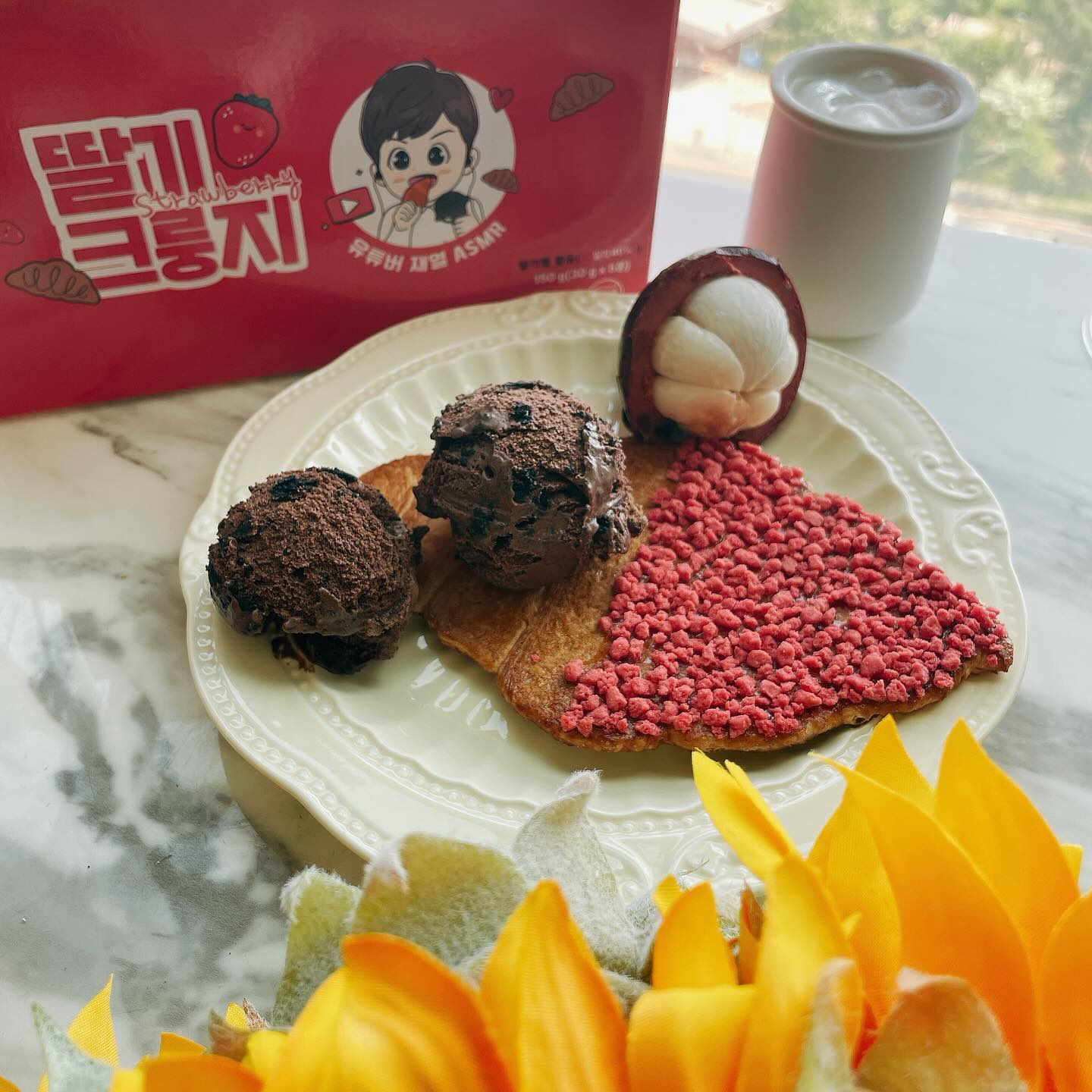 업체로부터 제공받은 리뷰입니다:] lolodeli_food 

크룽지 너 왜이리 이쁘냐그🍓

시나몬과 설탕, 버터가루의 황금비율로 크룽지의 맛을 더욱 극대화한 로로딜리 딸기 크룽지에요

상큼하고 달달한 딸기쨈과 딸기크런치로 크룽지의 밋밋한 빈자리를 채워주었답니다

4mm의 얇은 두께로 기분좋은 바삭함을 느낄 수 있어요

간편한 개별포장으로 언제 어디서든 즐길 수 있답니다

우유나 아메리카노와도 잘 어울려서 모두가 맛있게 즐길 수 있어요

#크룽지 #디저트 #과자 #간식추천 #디저트추천 #딸기과자 #간식선물 #디저트선물 #선물용디저트 #로로딜리