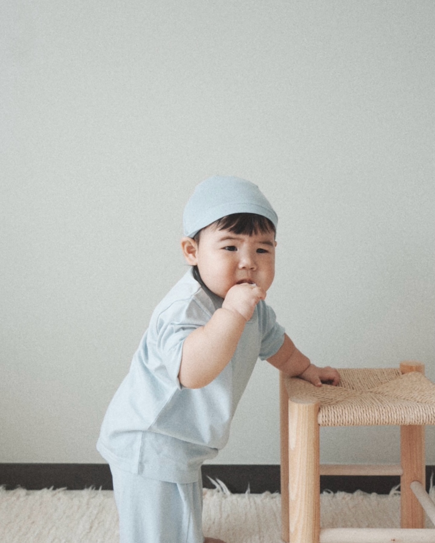 아빠가 수술하러 가냐고 햬ㄸㅏ..

하윤이네 이벤뚜 당첨으로 받은 무무즈에센셜 매듭 모자🩵
집에있는 옷이랑 색이 똑같아서 깔맞춤 해서 입혔는데
남편이 수술복 같대여 핳핳..🙂‍↔️
요런 스탈은 처음인데 아들같고 완전 귀욥네요🦔🦔

고맙쯉니당➰ doyeonism.b | moomooz_essential