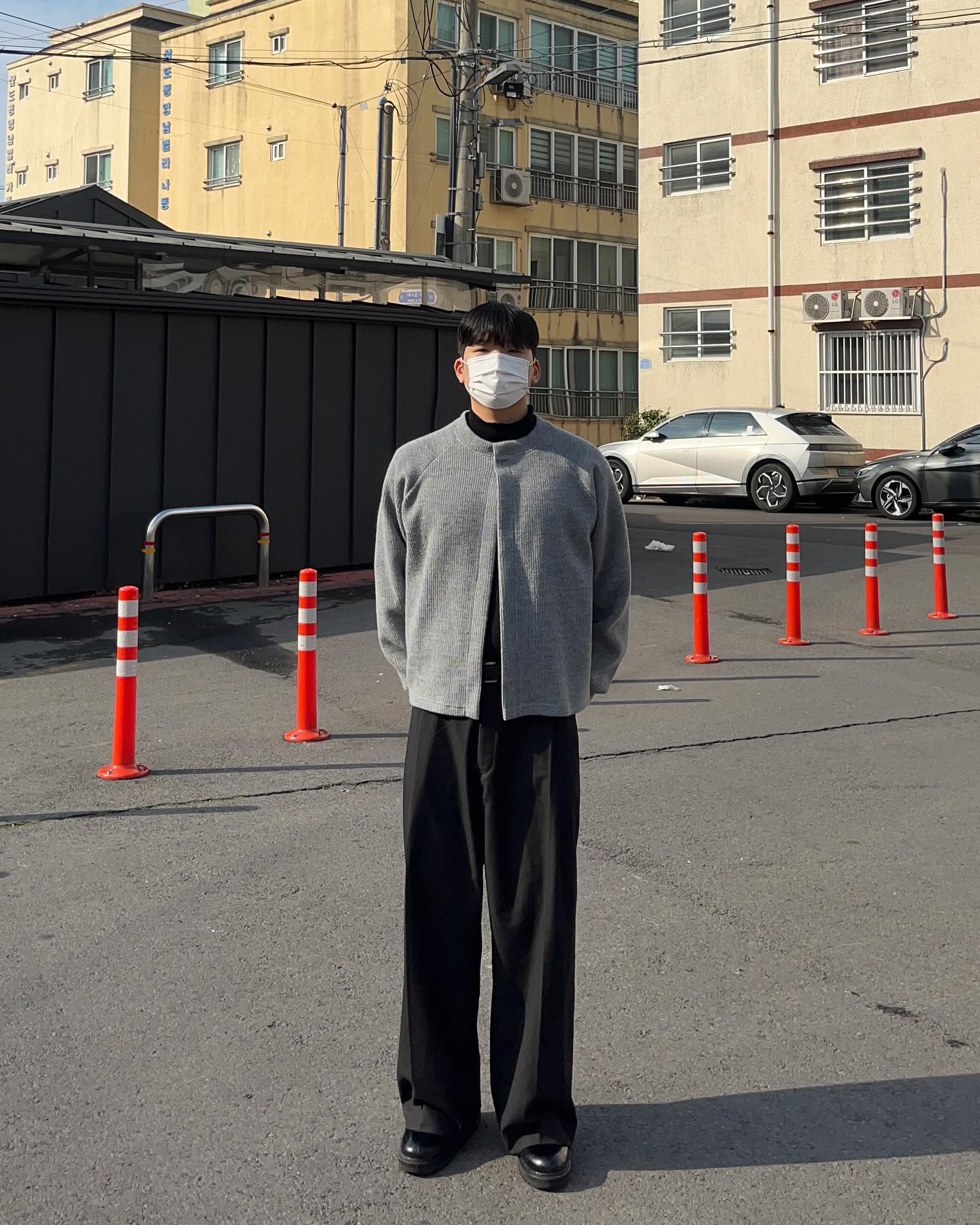 다들 오랜만입니다 :)

이직준비, 블로그 등 여러가지 경험하느라 자주 들르지 못했는데
앞으로는 종종 업로드도 하고 소통도 하겠습니다 ✨
-
-
-
#데일리룩 #남자데일리룩 #남자미니멀룩 #미니멀룩 #남친룩 #남친룩코디 #남자겨울코디 #패션계정 #패션계정맞팔