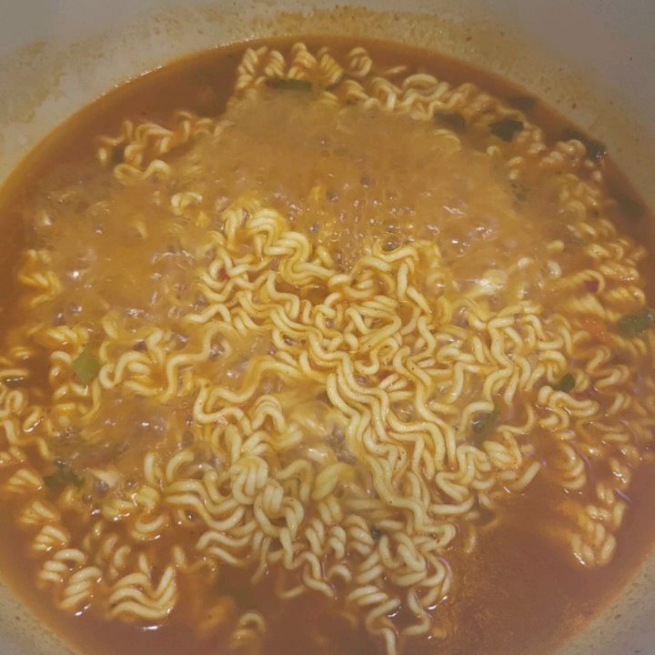 #협찬 오뚜기 마열라면🍜 

쿠폰받아 야무지게 오뚜기 마열라면 먹기✌️ 

깔끔하게 매운 열라면에 마늘, 후추를 더한 매운맛의 쓰리콤보 

열라면 화끈한 매운맛🌶
알싸한 마늘 매운맛🌶
톡쏘는 후추 매운맛🌶 

제주 라면 맛집 ‘금악똣똣라면’과 진라면 콜라보 제품인 똣똣라면에 들어간 제주산 대정마늘을 사용한 마열라면🍜 

마늘후추블럭(a.k.a 마블럭)을 “조리 후” 넣는 것이 마열라면 맛의 핵심뽀인드😎 

ottogi_daily
https://www.ottogimall.co.kr/front/main 

오뚜기몰 쿠폰코드 받는 방법✌️
마이페이지 > 쿠폰 > 쿠폰코드(마열라면) 입력 후 결제시 사용
15%할인, 최대 5천원
10/31까지 사용가능 

#오뚜기 #마열라면 #열라면 #매운라면 #신상라면 #신제품출시 #라면신제품 #봉지라면 #라면리뷰 #라면추천