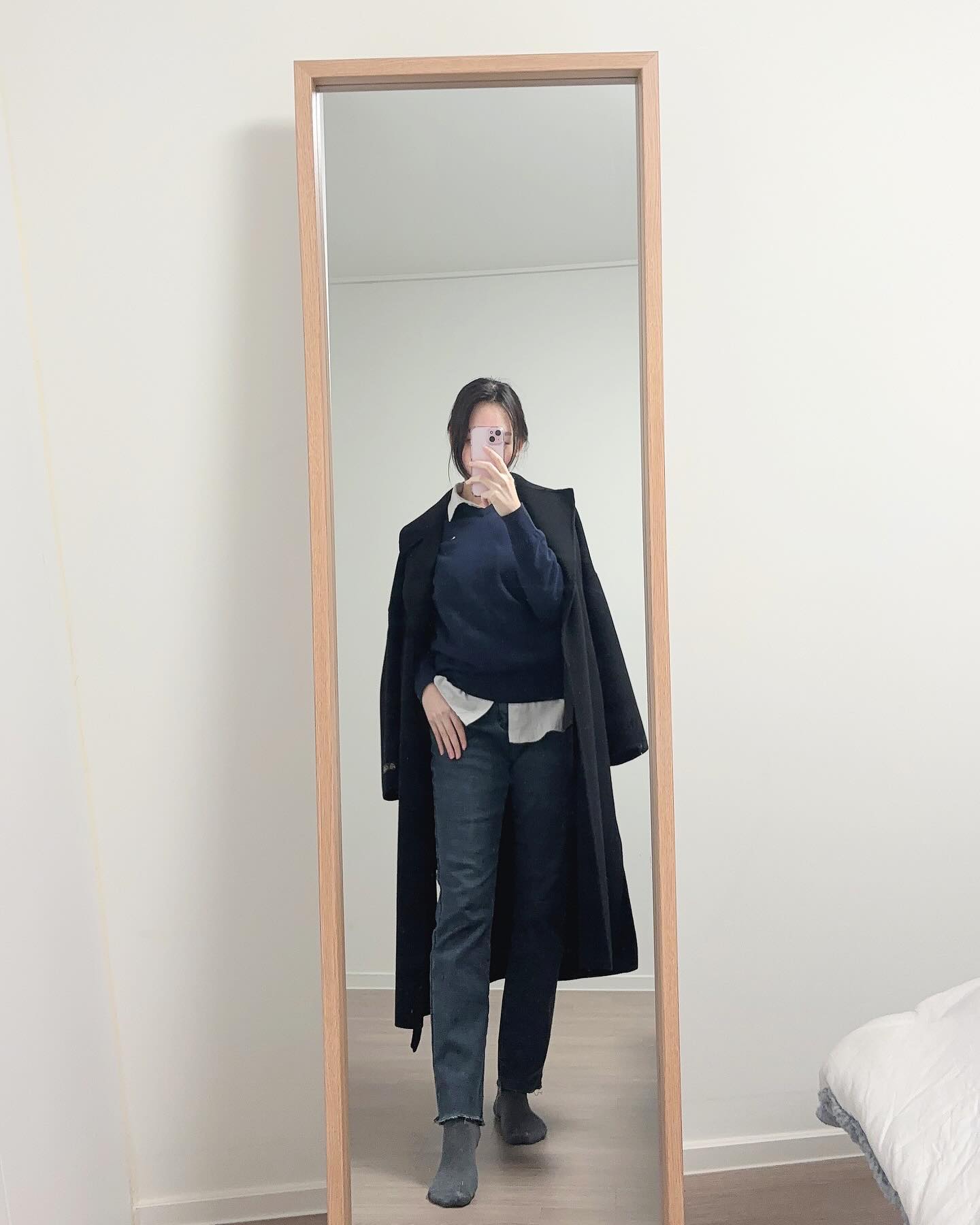 슬슬 날이 따뜻해지니 간절기템들을 꺼내보게 되는 것 같아요
얇은 니트도 봄가을에 즐겨입는 셔츠랑 레이어드하니 따땃하군요ㅎㅎ
바지만 슬랙스로 갈아입는다면 #오피스룩 그자체👩🏼‍💼

#데일리룩 #ootd #출근룩 #패션 #패션스타그램