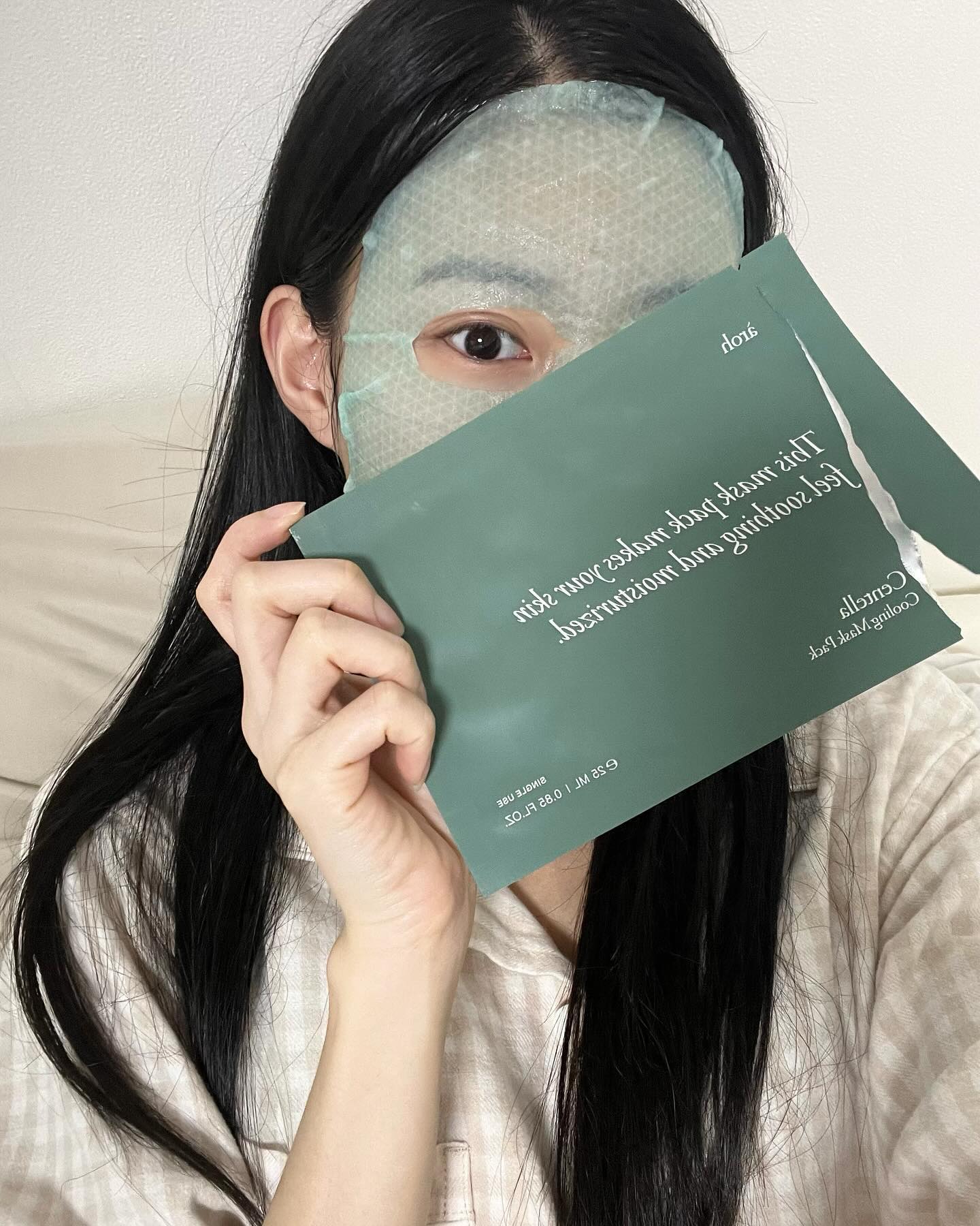#제품제공 

#에이로 #마스크팩 
Centella cooling mask pack I 센텔라 쿨링 마스크 팩

피부온도 낮은 사람은 보지 마세요❌

홍조있는 사람? 🙋🏻‍♀️
웃기만 해도 얼굴 빨개지는 사람? 🙋🏻‍♀️
피부 진정이 필요한 사람? 🙋🏻‍♀️

저는 피부가 초초 예민보스예요 
우연히 에이로 협찬 들어와서 다 똑같은 마스크팩이겠거니 했는데 
냉장고에도 안 넣어놨는데 왜이렇게 시원하지? 싶었어요 
자세히 읽어보니 쿨링!! 이름에 쿨링이 들어있더라고요 🧊
떼고서도 한동안 계속 시원해서 기분도 좋고 피부도 시원하니 모공도 줄어든 이 기분💓
계속 거울보게 만들어요👍🏻

그리고 팩이 왜이렇게 잘 안 마르죠? 
귀차니즘 심한 타입이라 할일하고 손 씻고 챱챱하는 거 세상 미루는데도 안 말라서 좀 많이 놀랐어요,, 거즘 30분 동안 있었거든요..? 원래 다른 팩들은 말라서 피부에 자국 남고 그러던데 이건 떼어 낼때도 촉촉해서 감동 받았어요,,

아직도 9장 더 남았는데 쓰기 아깝네요 그정도로 쿨링 미쳤고 에센스 양 미쳤고 진정효과에 지속력도 좋았어요🥰

#aroh #마스크팩추천 #홈케어 추천 #뷰티모델 #뷰티모델문의 #모델문의