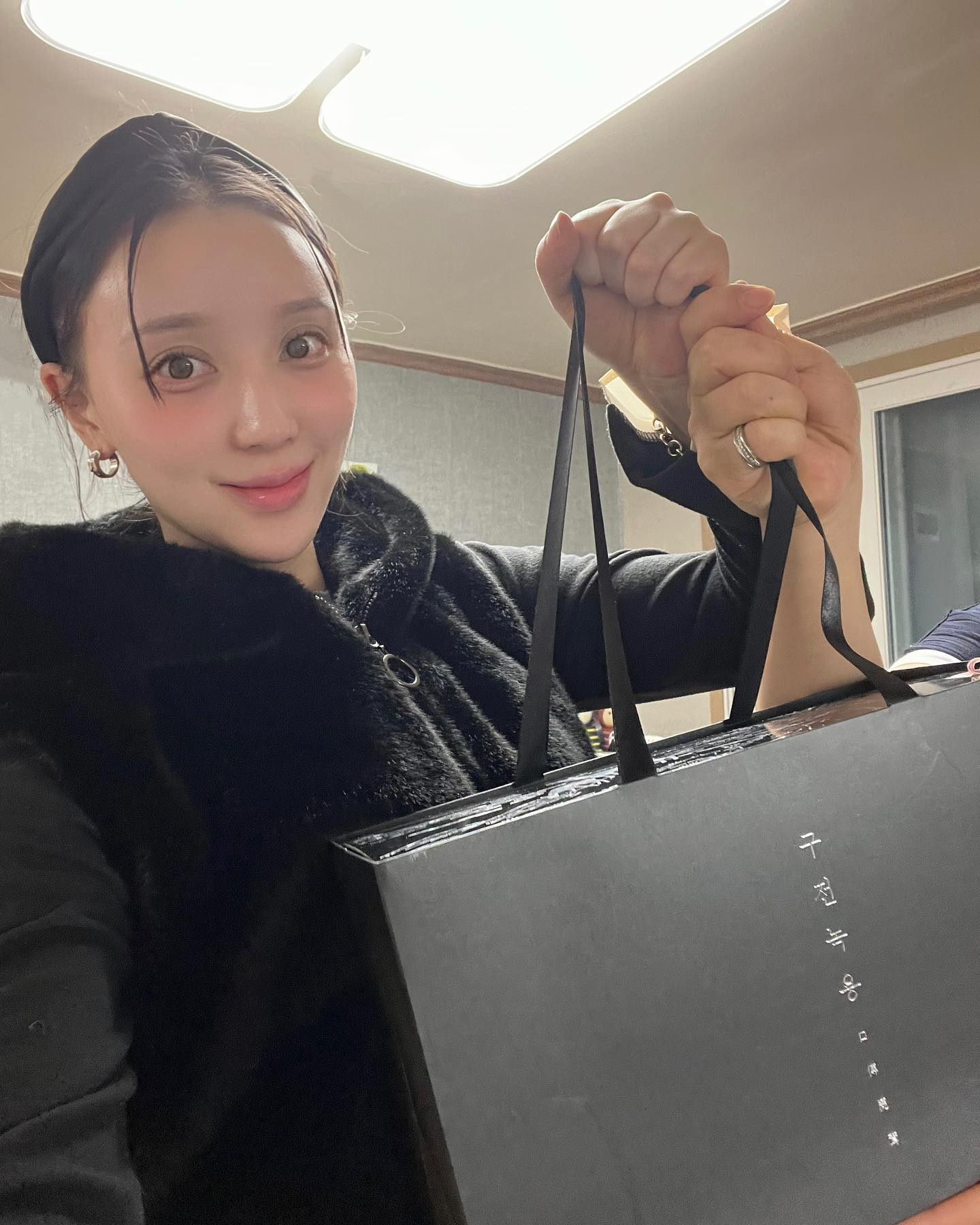 #광고
부모님이 평소 좋아하시던 이찬원이 모델로 선정되어 있고
요즘 홍삼보다 ‘녹용’이 대세라고 해서 설날 선물로 준비 했어요

이찬원 스페셜 에디션 굿즈가 설 이벤트로 제공된대요!

기간:1월15일~2월18일 

혜택1)기존 및 신규 정회원 대상 바로 사용 가능한 10%증정
구전녹용 전 제품( 10포 / 15포 )

혜택2) 구전녹용 앰버서더 모델 이찬원 스페셜 에디션 증정 
30만원 구매 시 굿즈 1set + 구전녹용순 10포 증정
50만원 구매 시 굿즈 2set + 구전녹용순 30포 증정

->굿즈는 렌티큘러,포토카드4종 / 손수건 2종 중 1종씩 랜덤 제공

-녹용을 처음 접하는 분들에게 추천
-러시아산 아바이스크 녹용(원용)사용 + 국내산 천연 재료 함유
-명절 선물로 안성맞춤인 고급스러운 자개 패키지

저는 홍삼보다 녹용이 몸에 더 잘 받는 편이라 부모님께도 구전녹용~!
활력/체력에 도움이 되서 안심하고 부모님께 설 선물하기 굿굿

#구전녹용순#구전녹용#녹용#러시아녹용#녹용효능#녹용추천#녹용효과#녹용이대세#설날선물#명절선물#부모님선물#이찬원구전녹용#이찬원