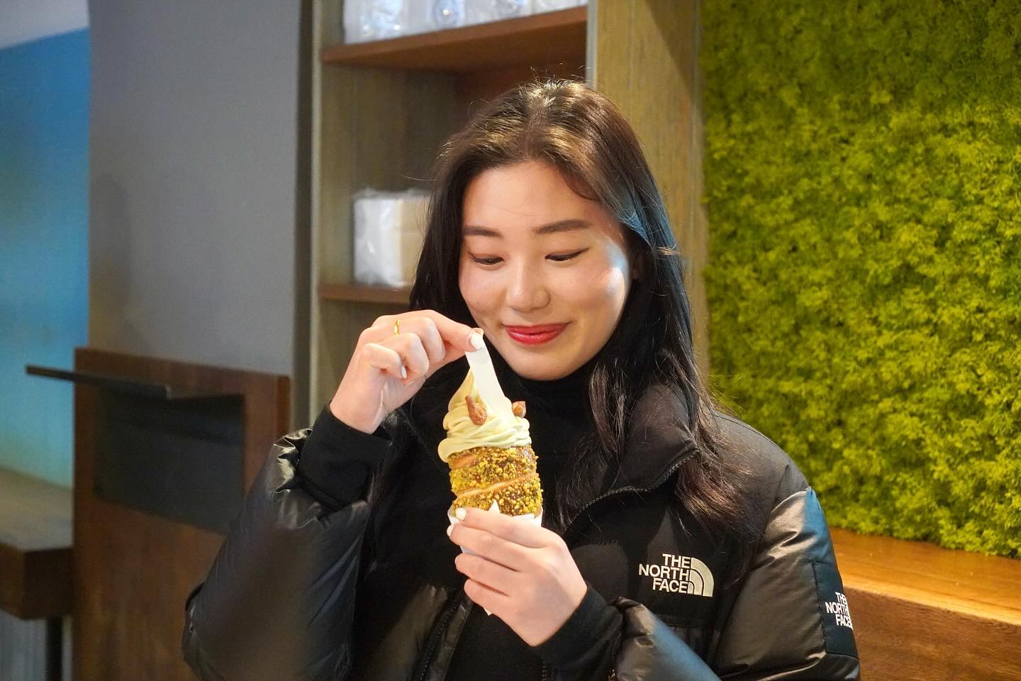 #체코 #굴뚝빵 💚 피스타치오 사랑해ㅠㅠㅠ 내가 한국으로 굴뚝빵 들고 와야겠다...ㅎ#프라하 #체코간식 #체코프라하 #프라하여행 #프라하야경 #프라하맥주 #맥주 #맥주컵 #유럽여행 #유럽